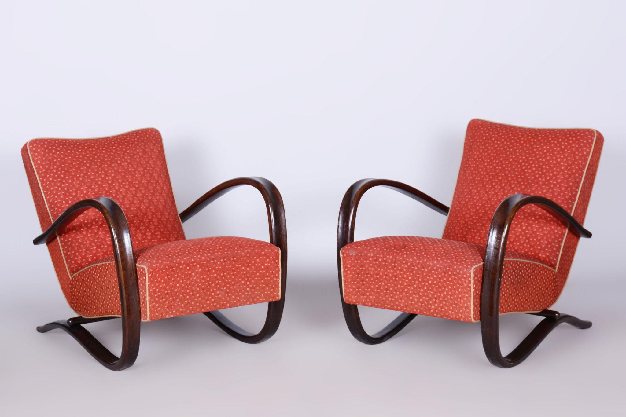 Conçu par Jindrich Halabala, un designer de renom reconnu pour avoir inauguré la production de meubles en série dans sa Tchécoslovaquie natale.

Fabriqué par Up&Up, un célèbre fabricant et revendeur de meubles tchécoslovaques basé à Brno. 

Cet