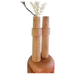 Paire de vases originaux en bois sculptés à la main