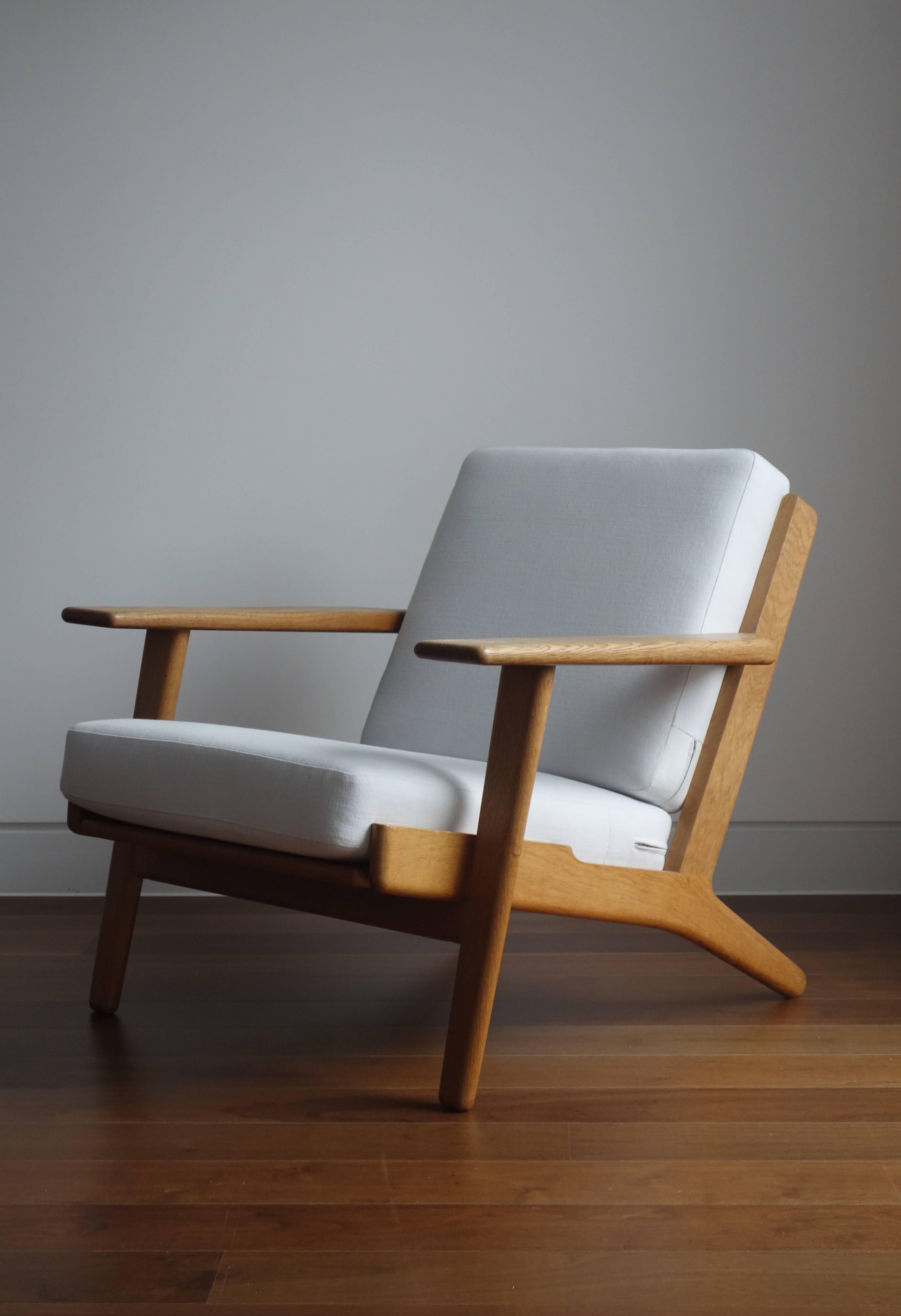 Pair of original Hans J Wegner GE290 lounge chairs.

Single lounge chairs by Hans J. Wegner for GETAMA in 1960s, manufactured in Denmark. Made of solid European white oak with a nice patina, both lounge chairs are in excellent condition. Cushions