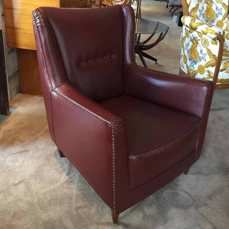 Amazing pair of original Bordeaux Italian armchairs in leather, 1940s.