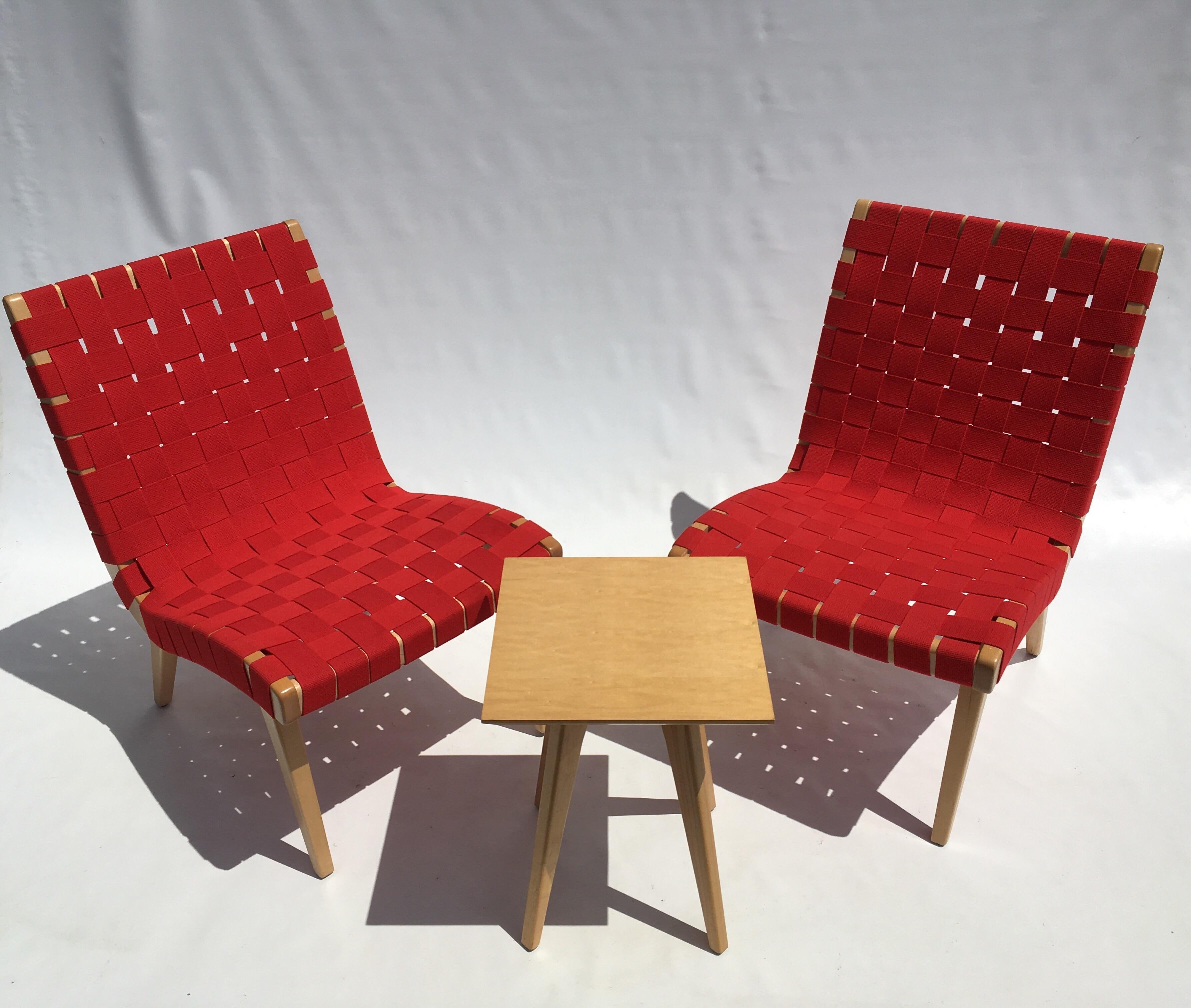 Great pair of original Jens Risom lounge chairs with a matching side table.
Table is 14
