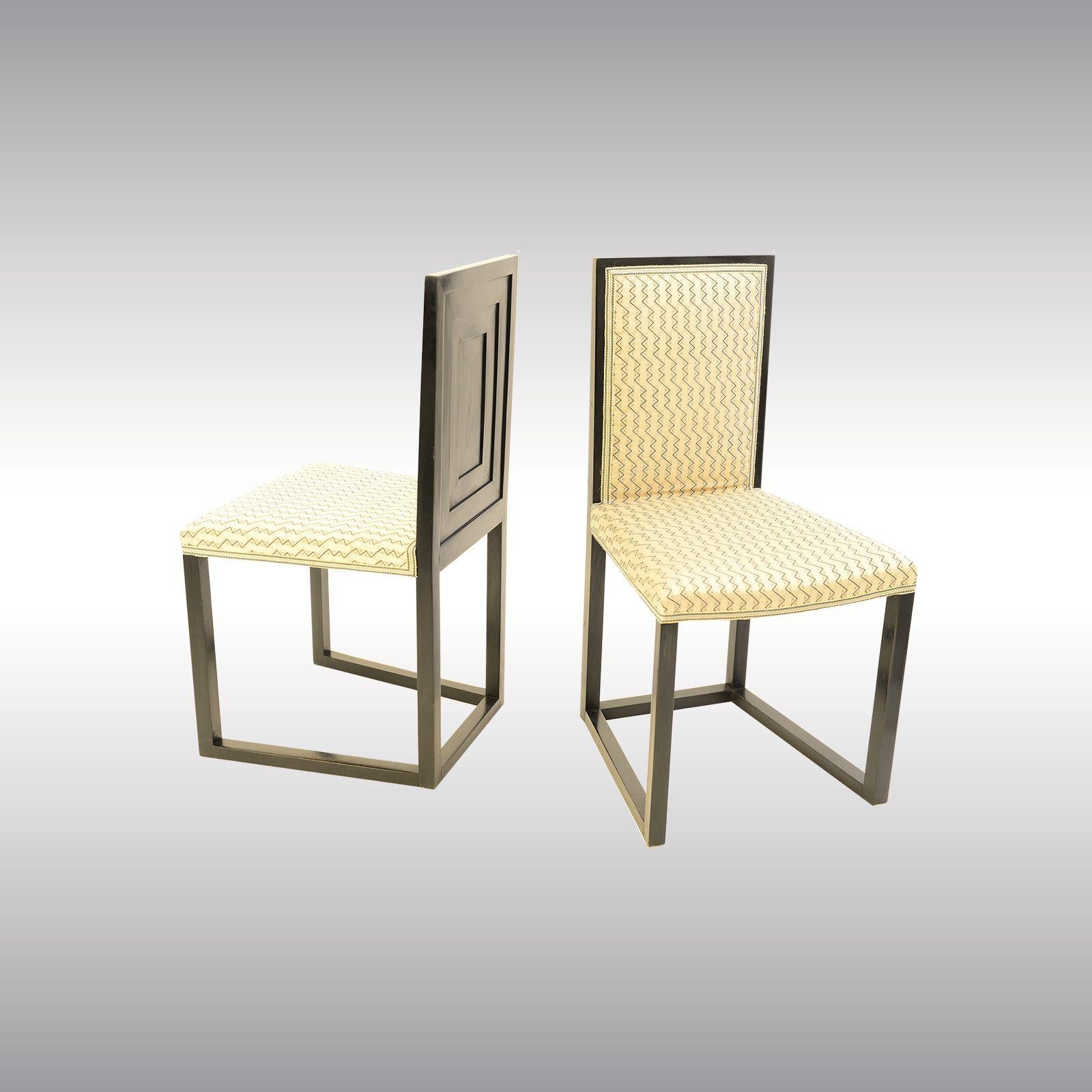 Josef Hoffmann entwarf in der Frühphase der Wiener Werkstätte Wohnungen für die Familie Wittgenstein in Wien und Berlin. Das wichtigste Muster aus dieser Zeit sind die Stufengesichter. Original Hoffmann-Backhausen-Stoff, neu bezogen. Kann einzeln