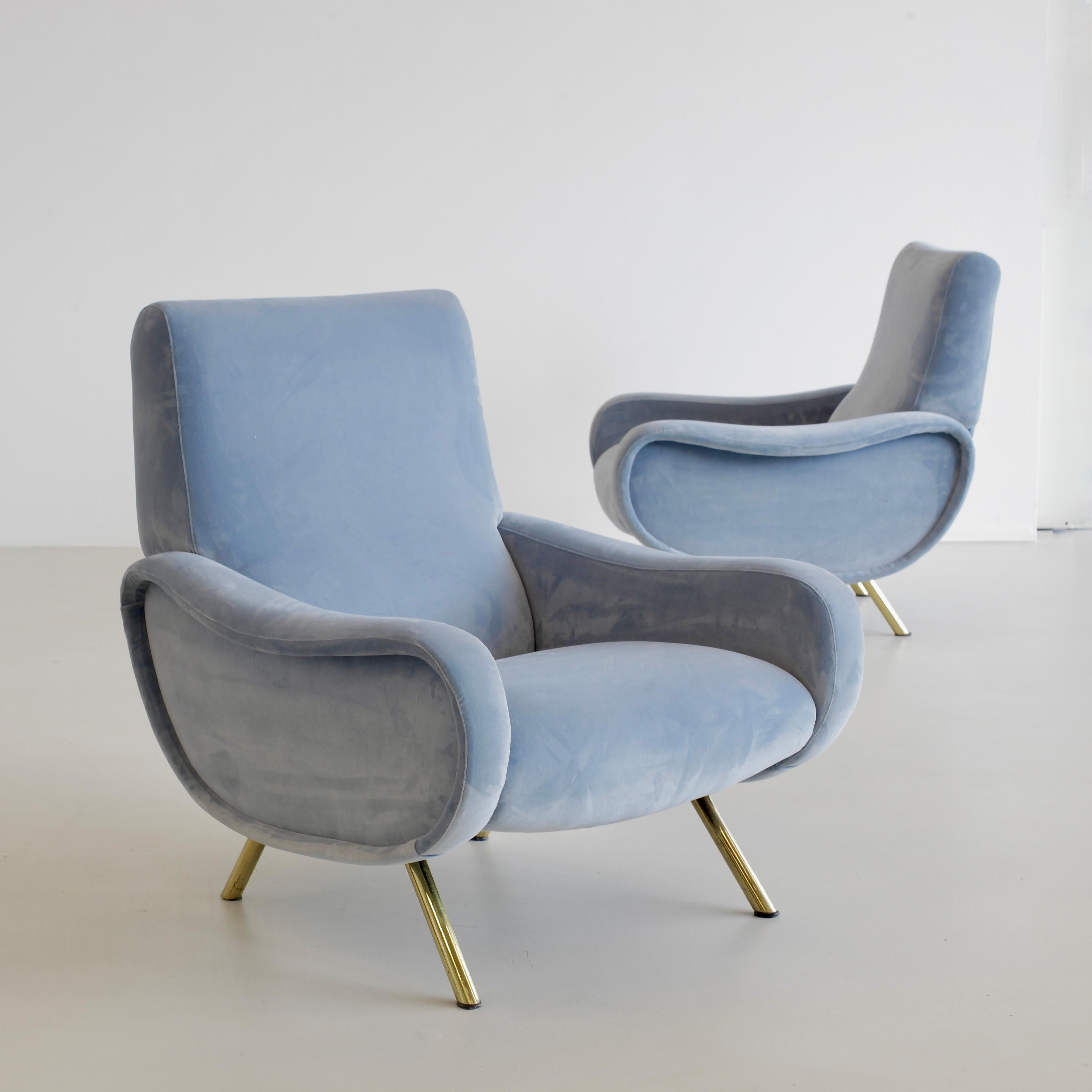 A pair of 'Lady Chairs', designed by Marco Zanuso. Italy, Arflex, 1951.

A pair of original 'LADY' lounge chairs designed by Marco Zanuso for Arflex, Milano. The chairs have been upholstered in blue velvet. Brass-coloured legs. Seat height 36 cm.