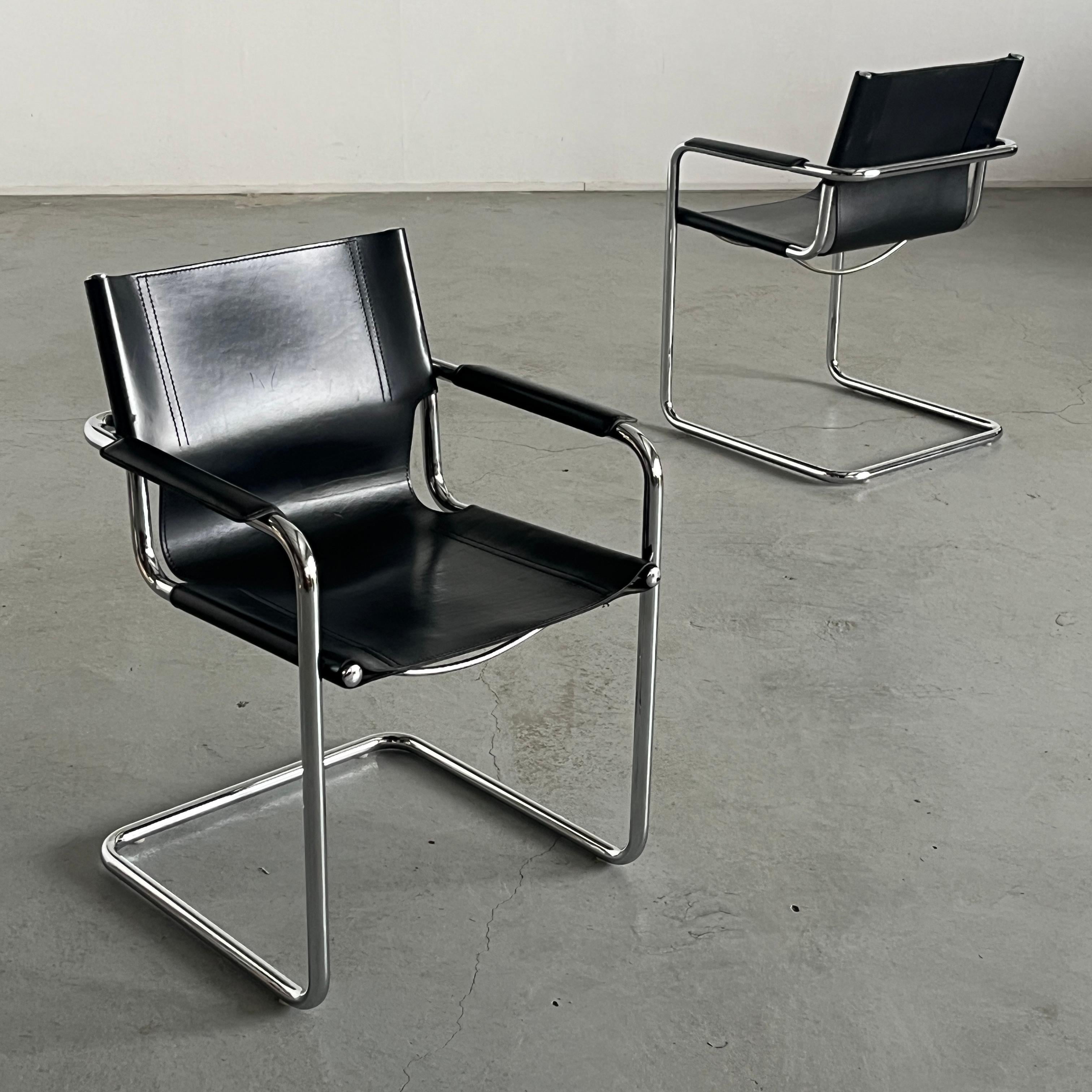 Pareja de sillones voladizos diseñados por Centro Studi, producidos por Matteo Grassi.
Piel gruesa de color negro oscuro y estructura de acero tubular cromado.
Una producción de finales de los años 70 u 80.

Se venden por pares.
Se enviarán en dos