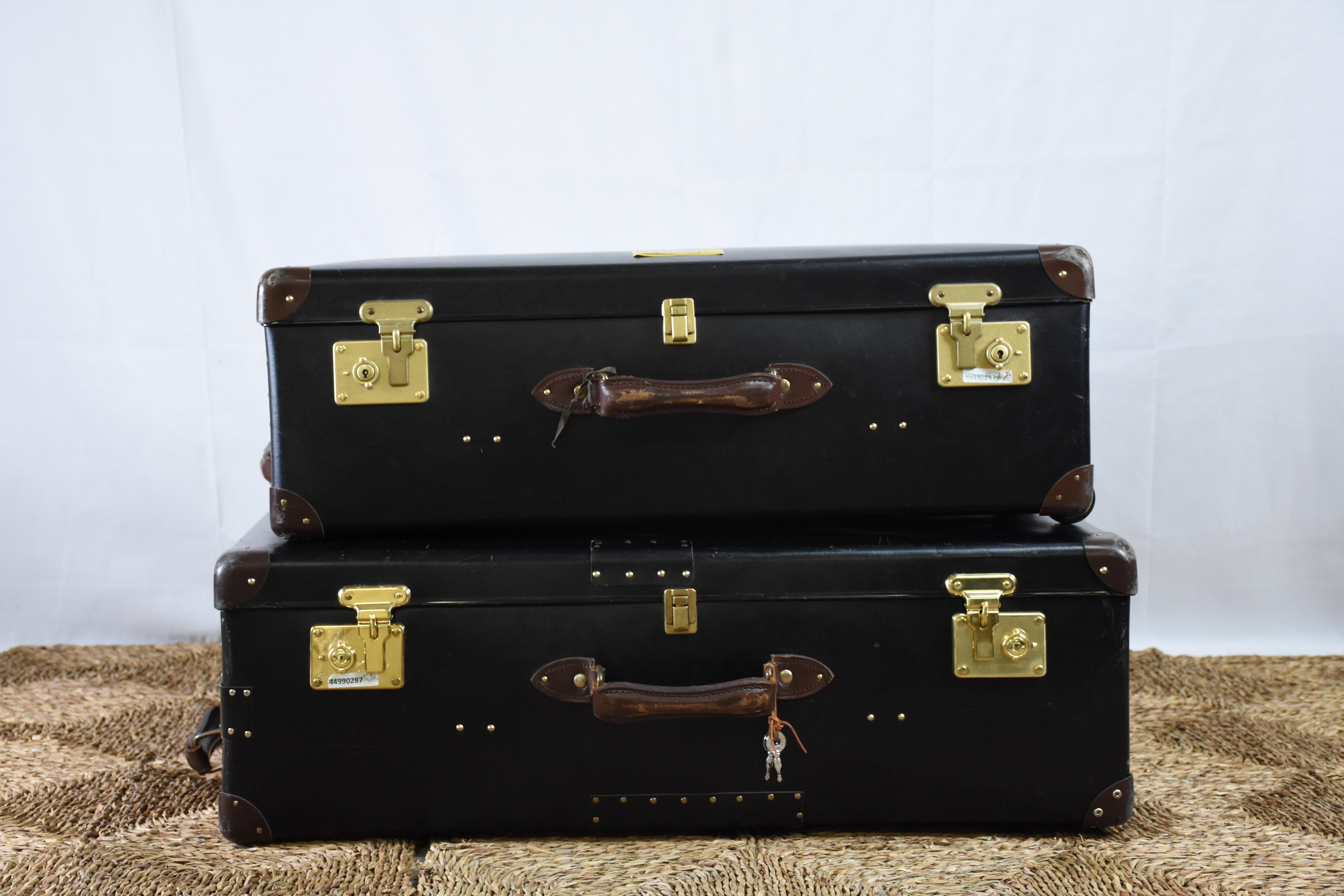 Una sofisticata coppia di valigie trolley a due ruote 