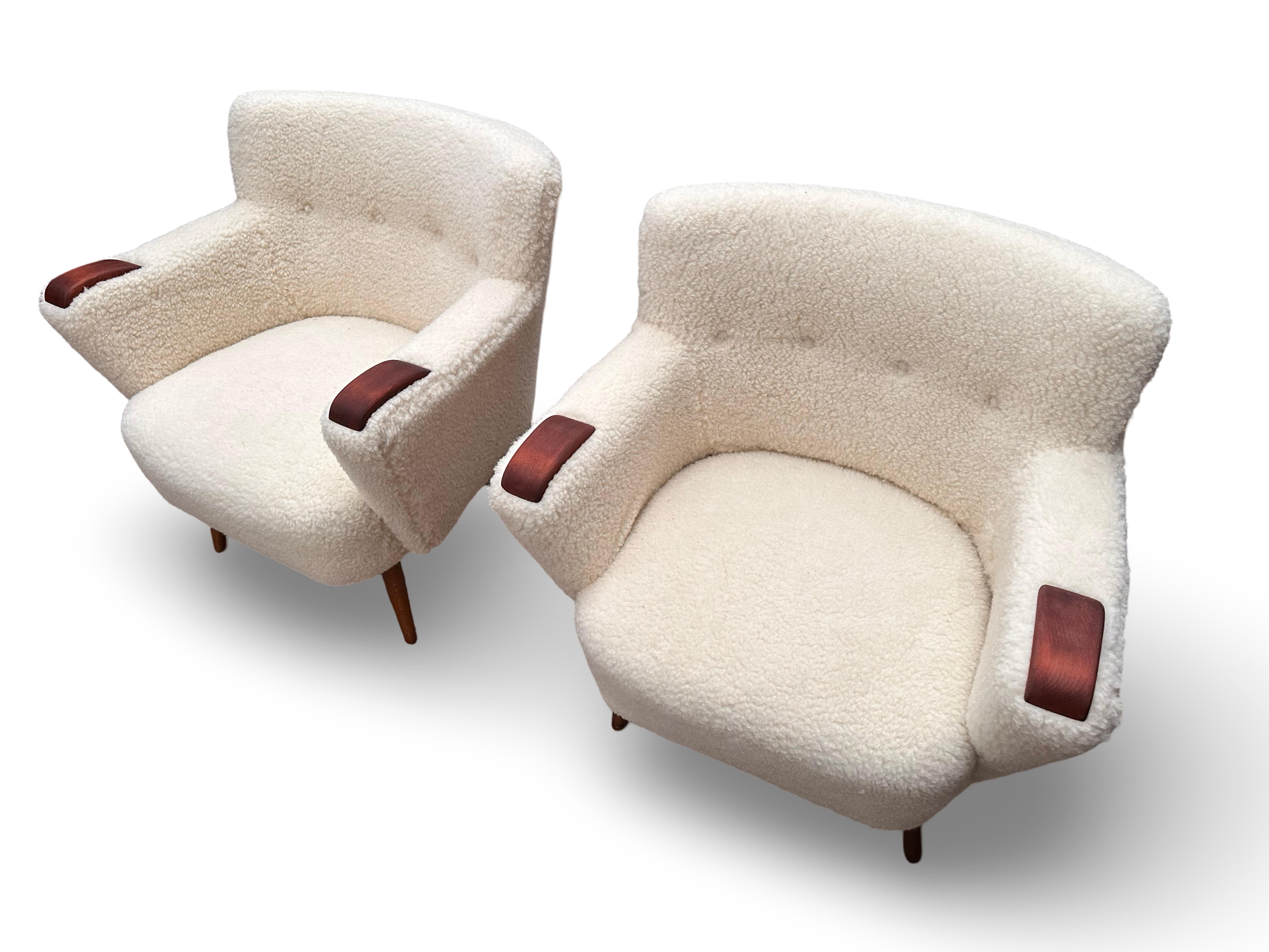 Scandinavo moderno Coppia di lettini originali in pelle di pecora realizzati da un ebanista danese - anni '50. in vendita
