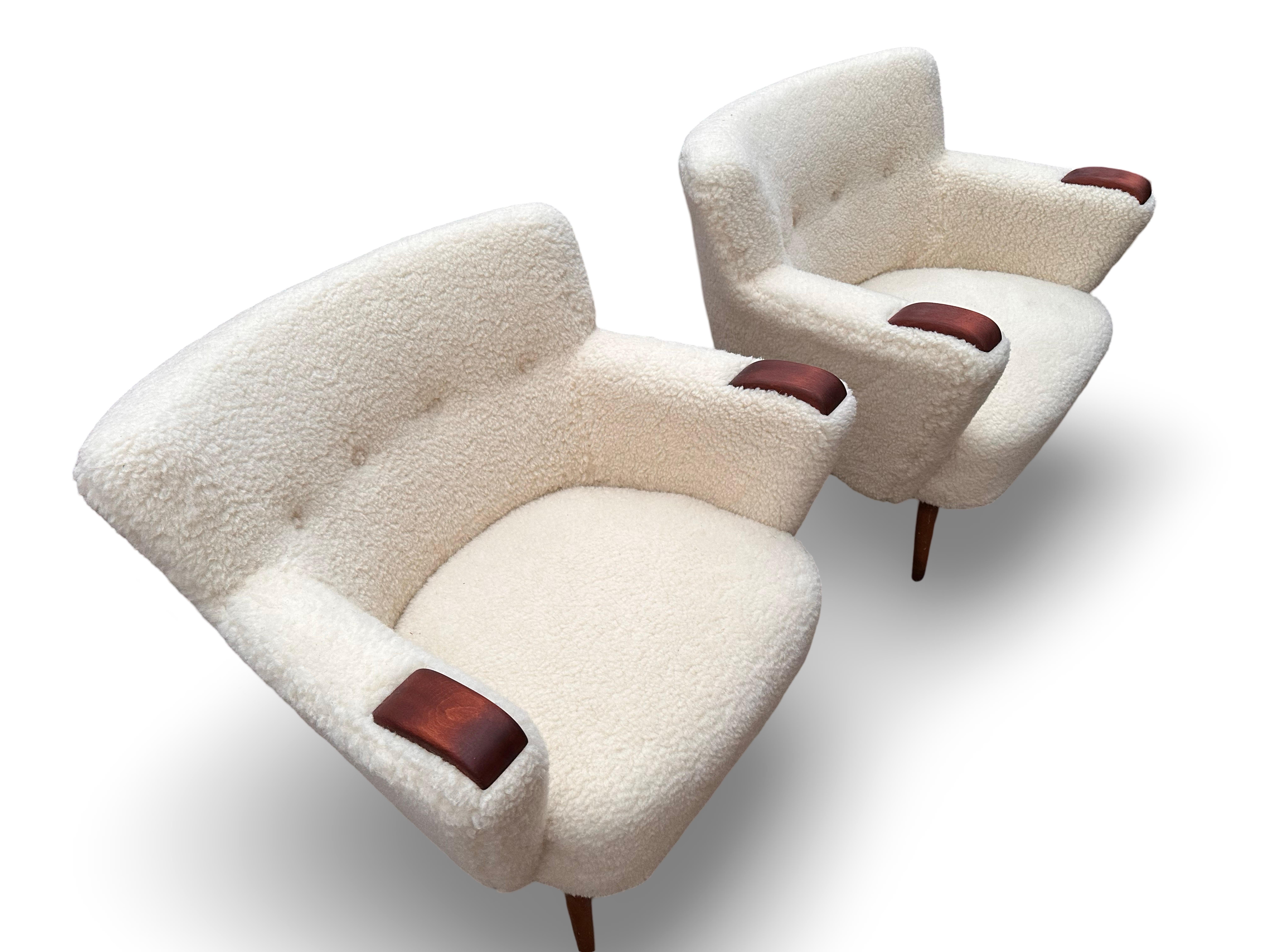 Danese Coppia di lettini originali in pelle di pecora realizzati da un ebanista danese - anni '50. in vendita