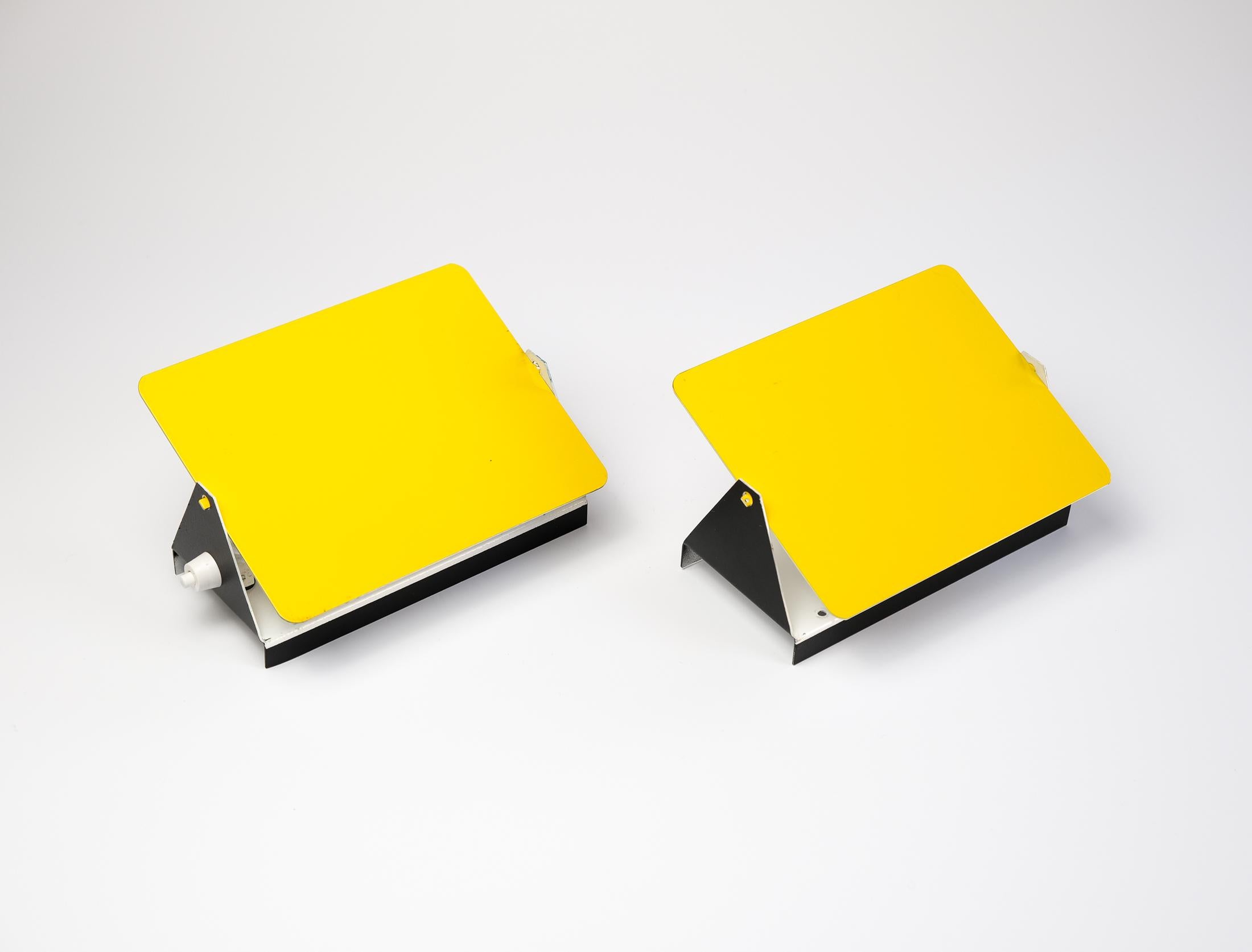 Das hier angebotene Paar französischer Wandleuchten des modernistischen Modells 