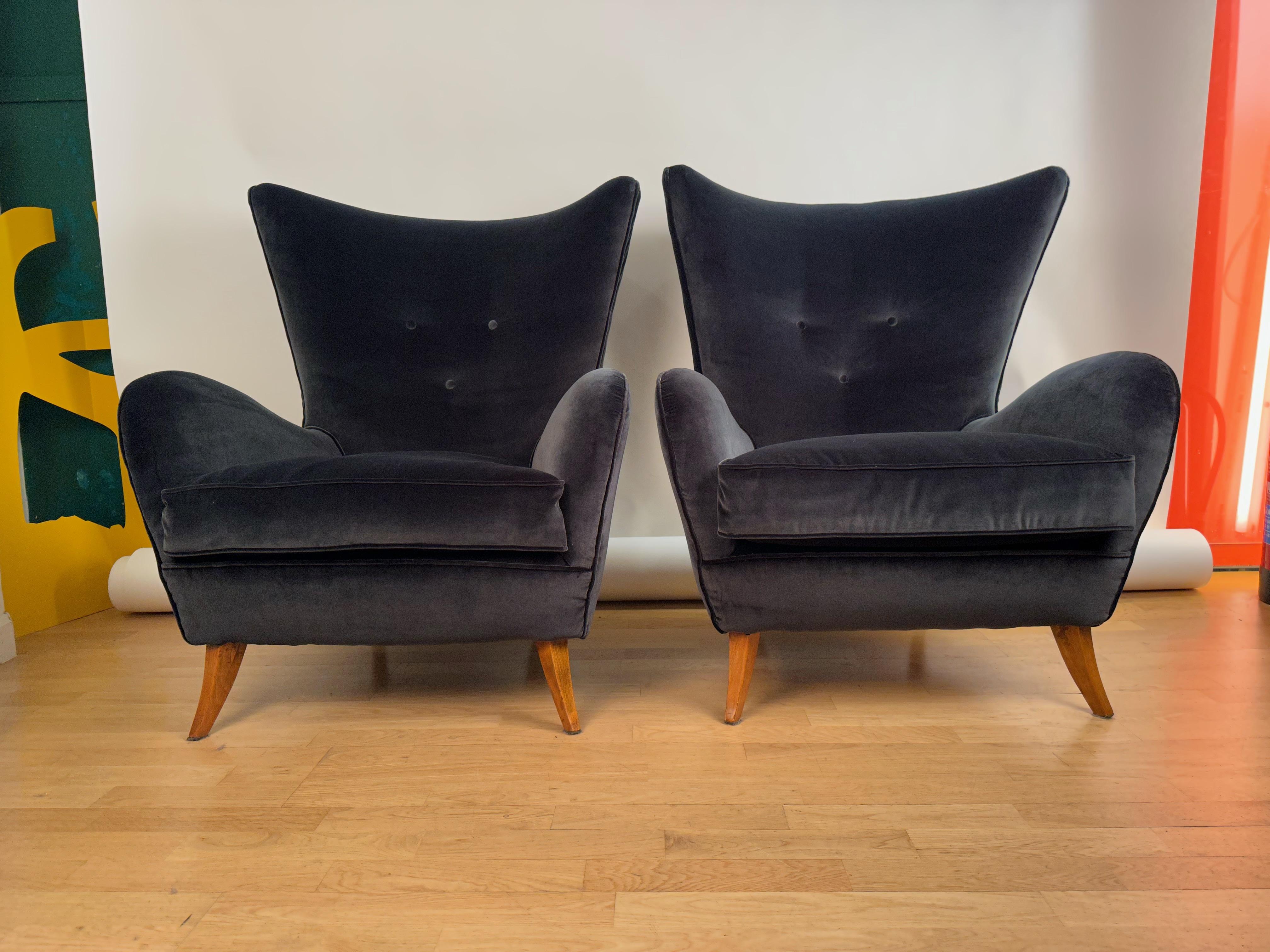 Elegant pair of 1950s Italian Mid´Century armchairs.Wood frame,prime blue velvet and feather cushions.This model meets functionality , quality and beautiful design shapes.
The high wing-back and the upholstered armrests back an astonishing