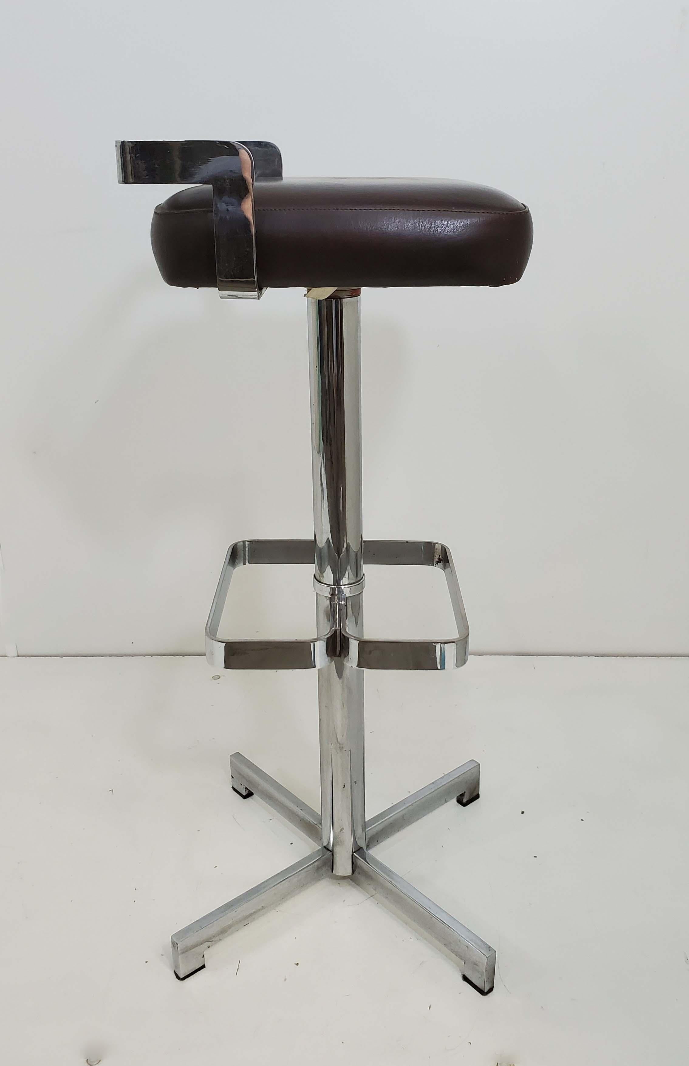 Pair of Original Mid Century Swivel Bar Stools in Chrome In Good Condition In New York City, NY