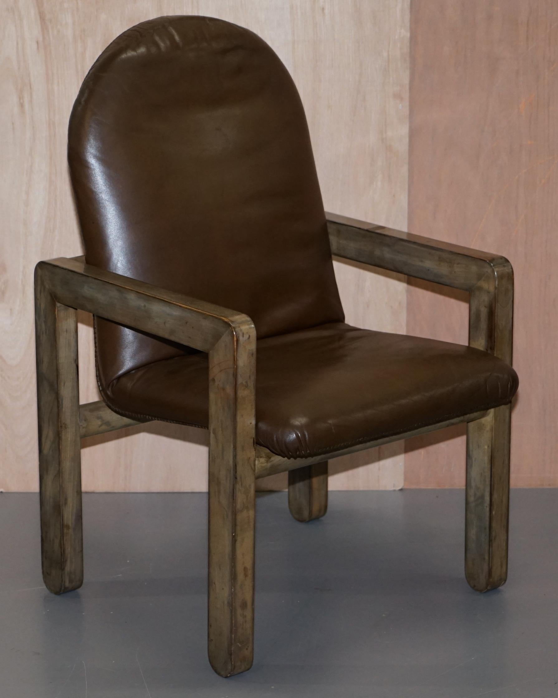 Wir freuen uns, Ihnen dieses atemberaubende Paar originaler moderner John Makepeace-Sessel aus braunem Leder aus der Mitte des Jahrhunderts anbieten zu können

Ein sehr gut aussehend und Sammler Paar Stühle, sie sind 40-50 Jahre alt und haben eine