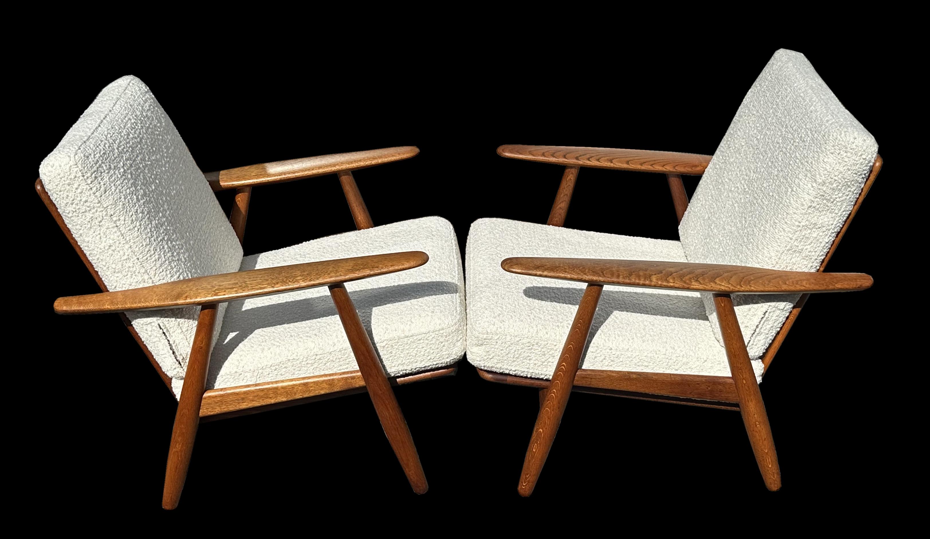 Schönes originales Paar dieser superbequemen klassischen Stühle aus den 1950er Jahren von Meisterdesigner Hans J. Wegner für Getama.
Die Gestelle aus Eiche und die Bezüge aus frischem Boucle-Stoff sind bereit für Ihr Mid-Century-Wohnzimmer oder Ihr