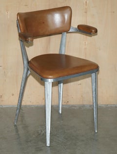 PAIRE DE FAUTEUILS EN CUIR MARRON « Ernest Race BA3 » AVEC NUMÉRO DE SÉRIE ORIGINAL ESTAMPILLÉ « BA3 »