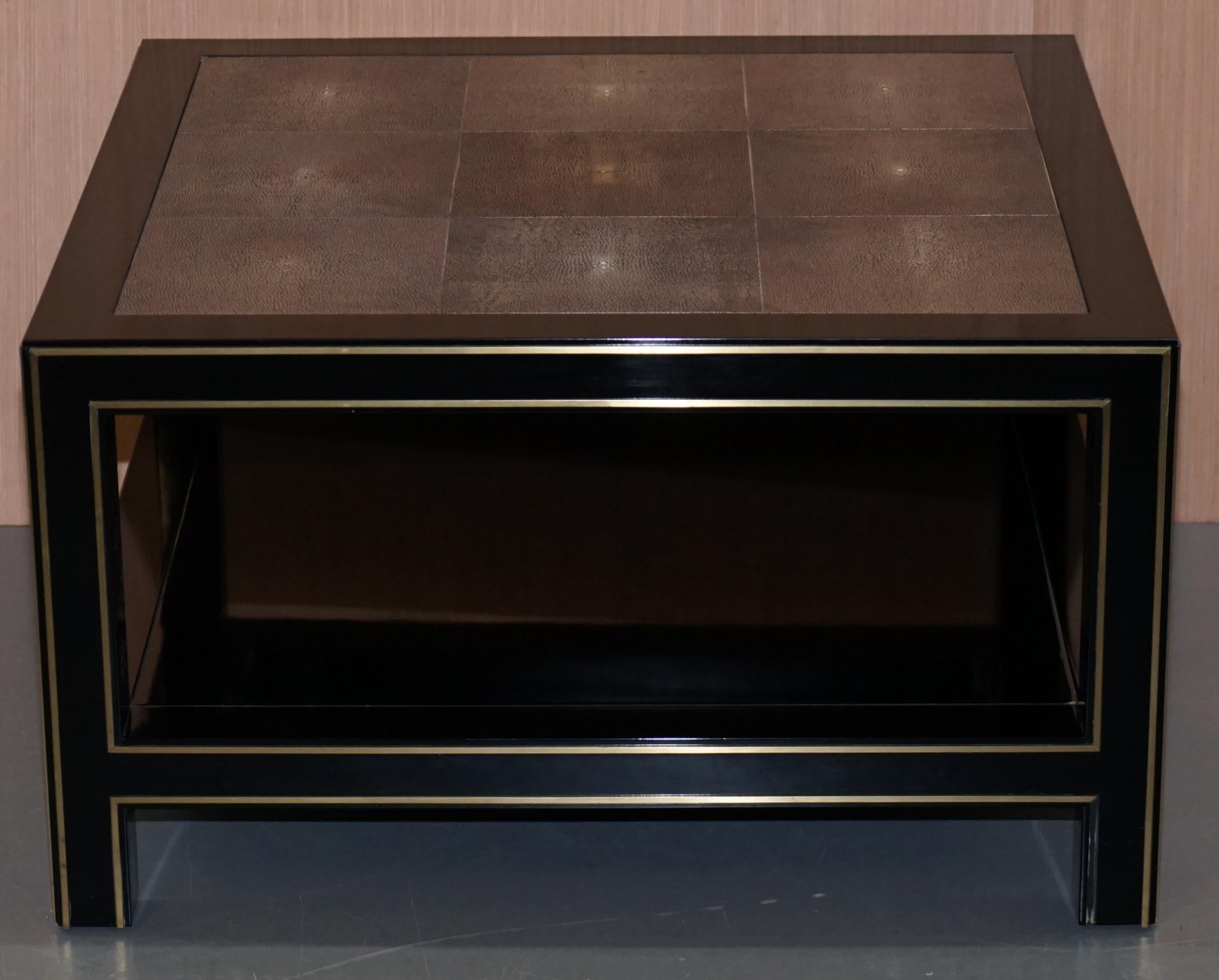 Pareja de originales mesas auxiliares de centro de metal dorado y piel de raya en venta 1