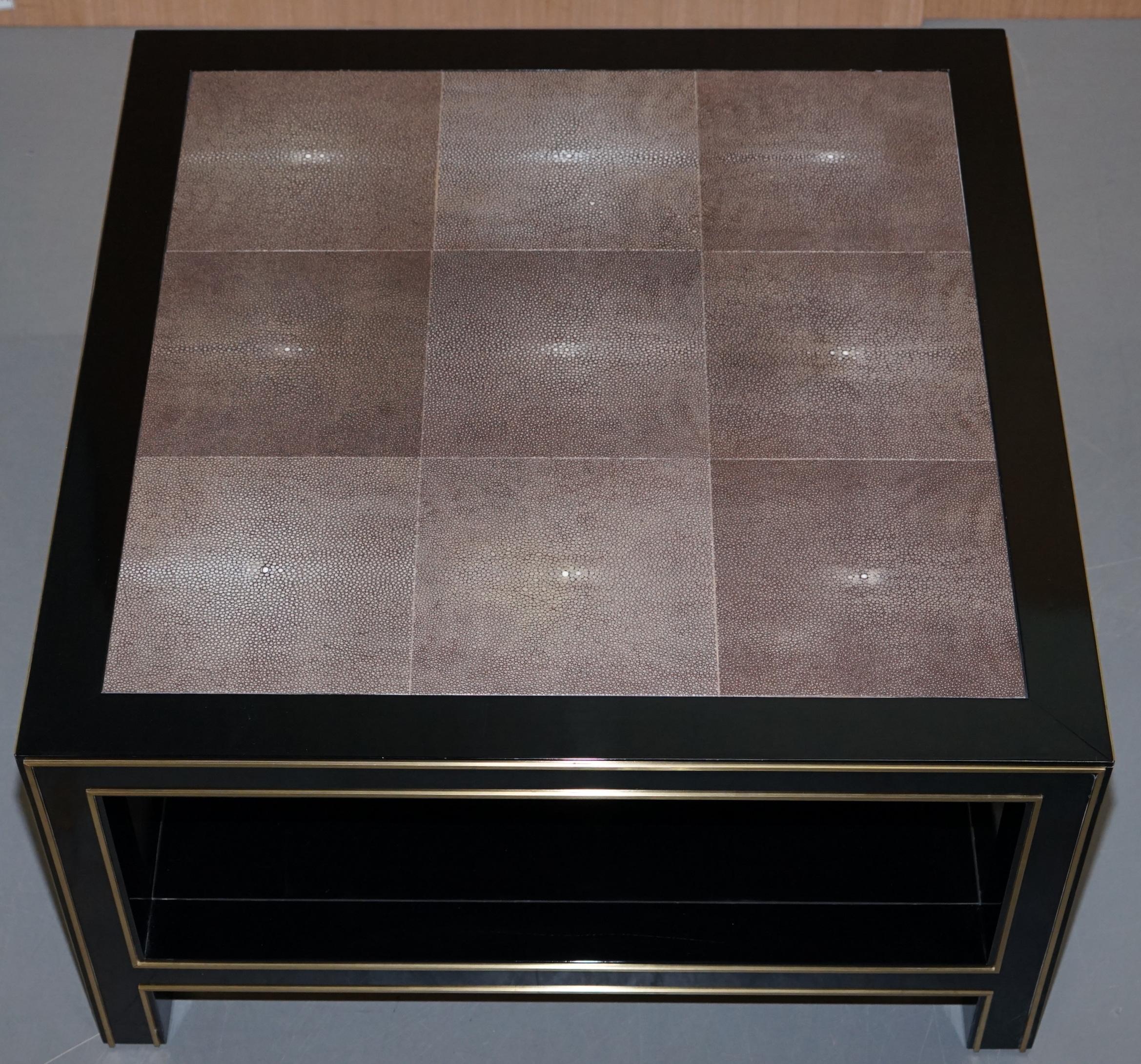 Wir freuen uns, dieses Paar originaler schwarz lackierter Shagreen-Tische mit vergoldeten Metalldetails zum Verkauf anbieten zu können (UVP £18,000). 

Es handelt sich um ein sehr solides Tischpaar. Shagreen ist eine Haifischhaut oder Rochenhaut