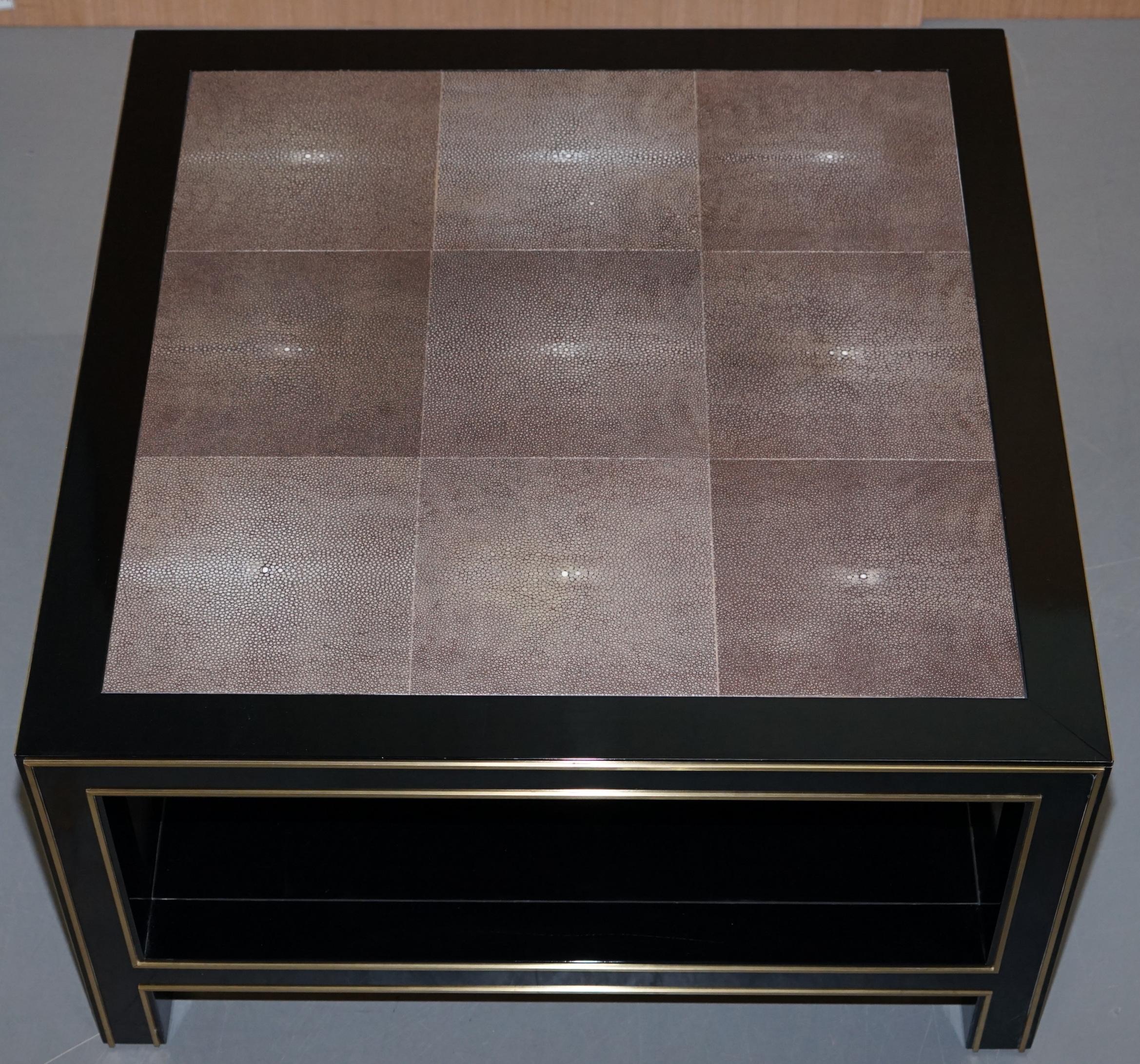 Estamos encantados de ofrecer a la venta este par de mesas auxiliares grandes originales de Shagreen lacado en negro con detalles de metal dorado. 

Se trata de un par de mesas muy sustanciosas. Shagreen, para los que no estéis familiarizados, es