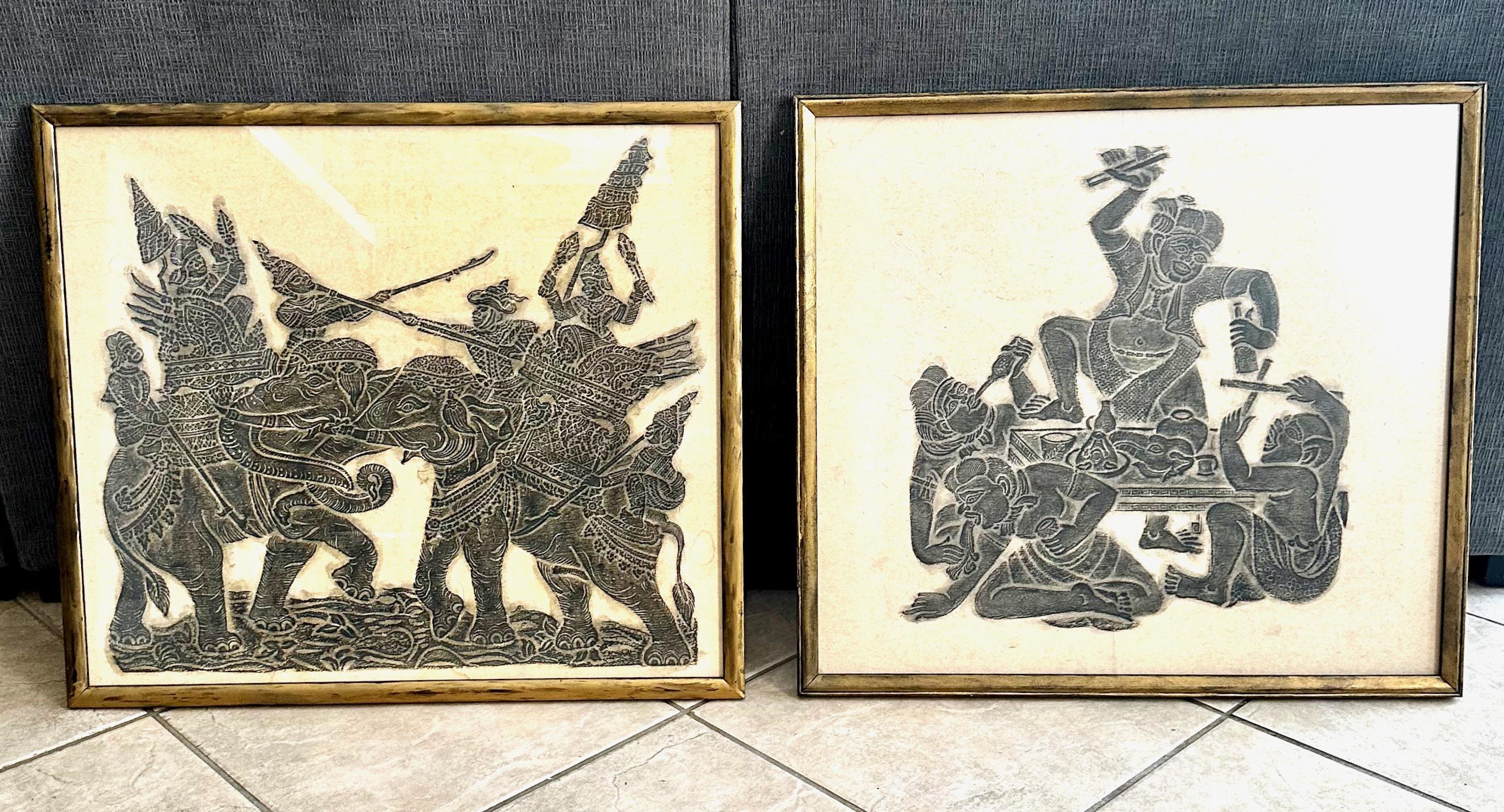 Ein Paar gerahmte Tempelreliefs im Vintage-Stil zeigt exquisite thailändische Kunst aus der Mitte des vergangenen Jahrhunderts.

Dieses in Thailand handgefertigte Stück repräsentiert das reiche kulturelle Erbe der Region. Die filigranen Details und