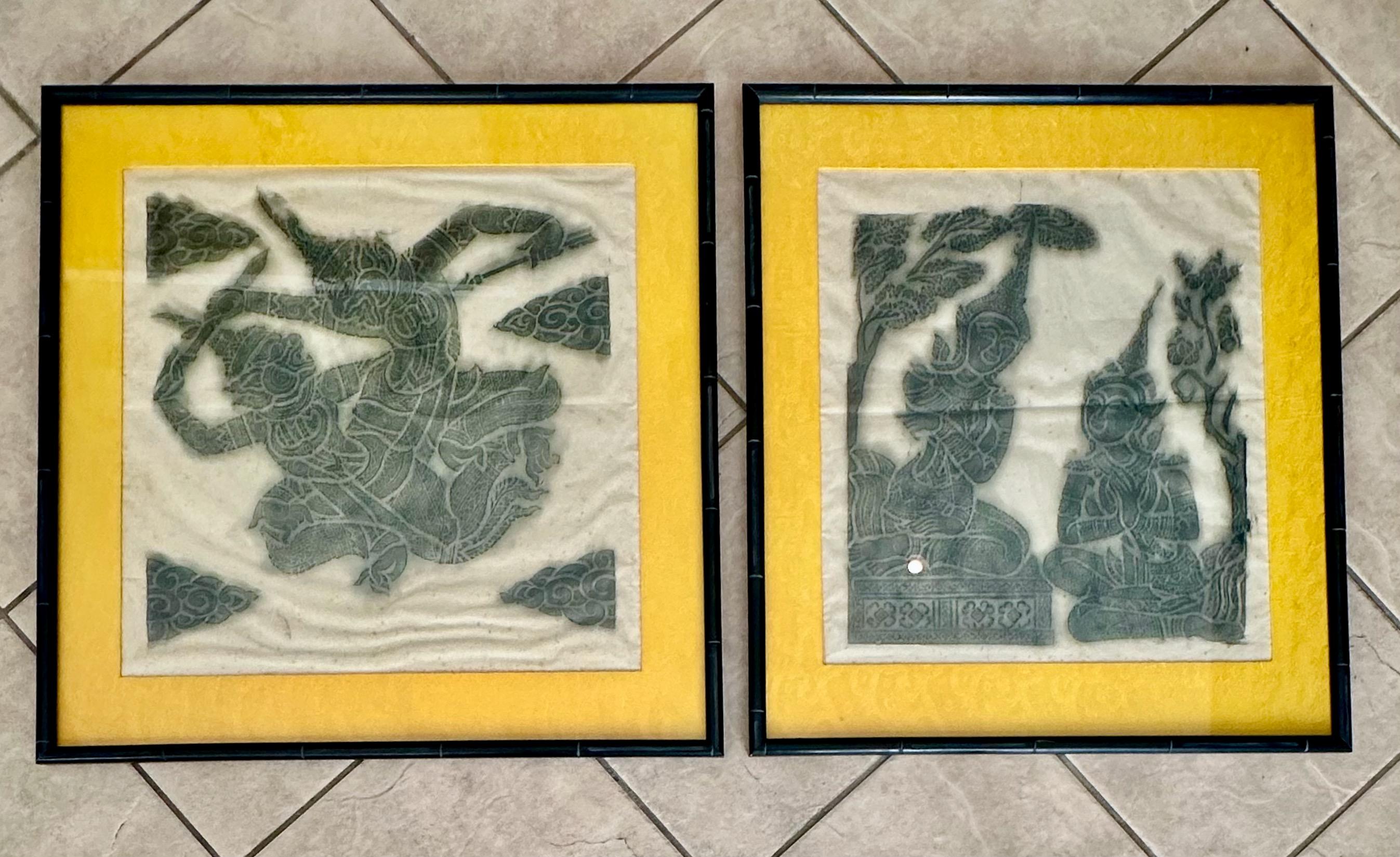 Pareja de calcos en relieve de templos enmarcados de época que muestran el exquisito arte tailandés de mediados de siglo. Ambas con preciosos marcos de imitación de madera de bambú y paspartús de seda amarilla. Tamaños de cada uno:
1) 26