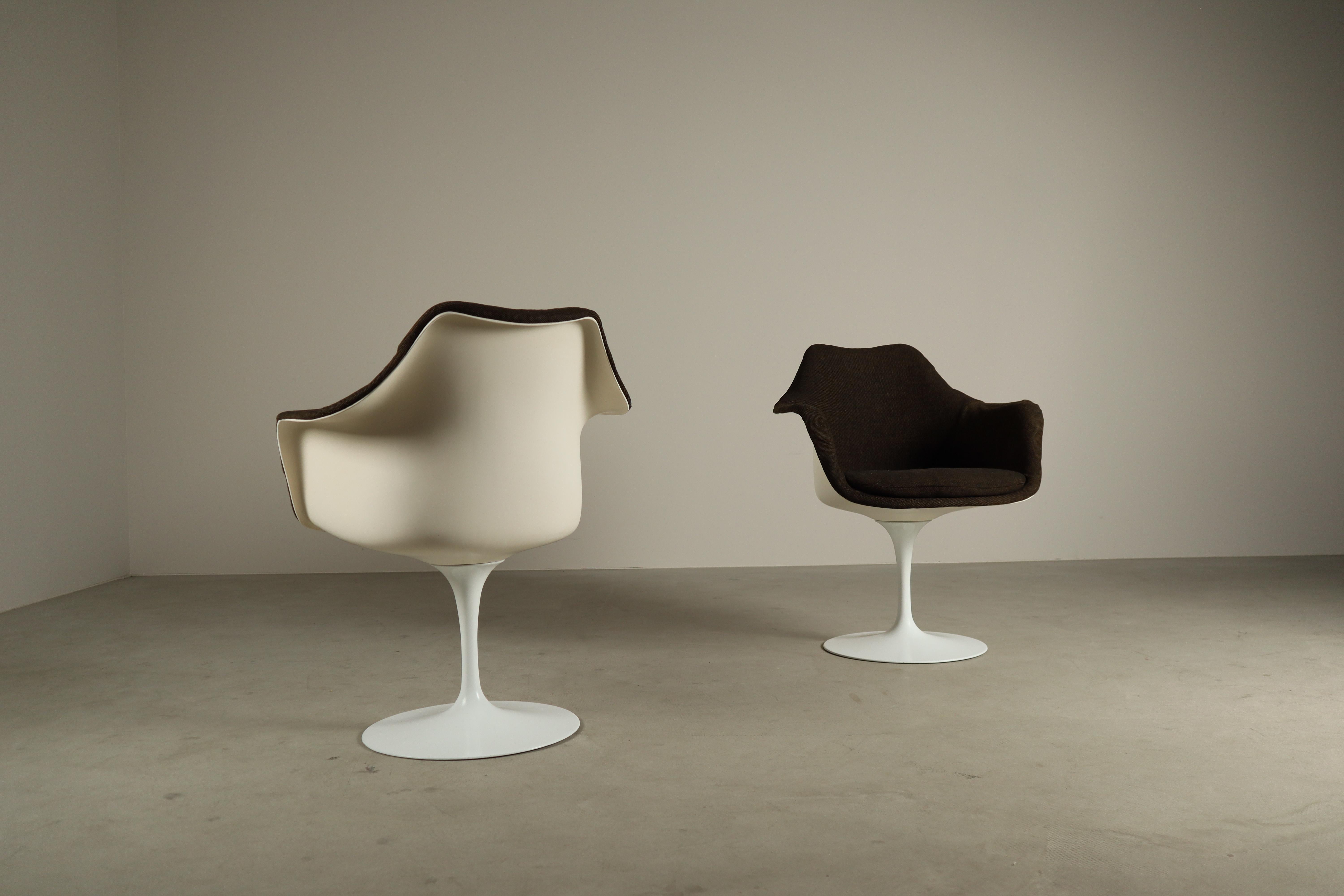 Autentica coppia di poltrone Tulip disegnate da Eero Saarinen e prodotte da Knoll International alla fine degli anni '60. Un'icona inconfondibile del design, celebrata per la sua silhouette scultorea e la base liscia a piedistallo singolo in