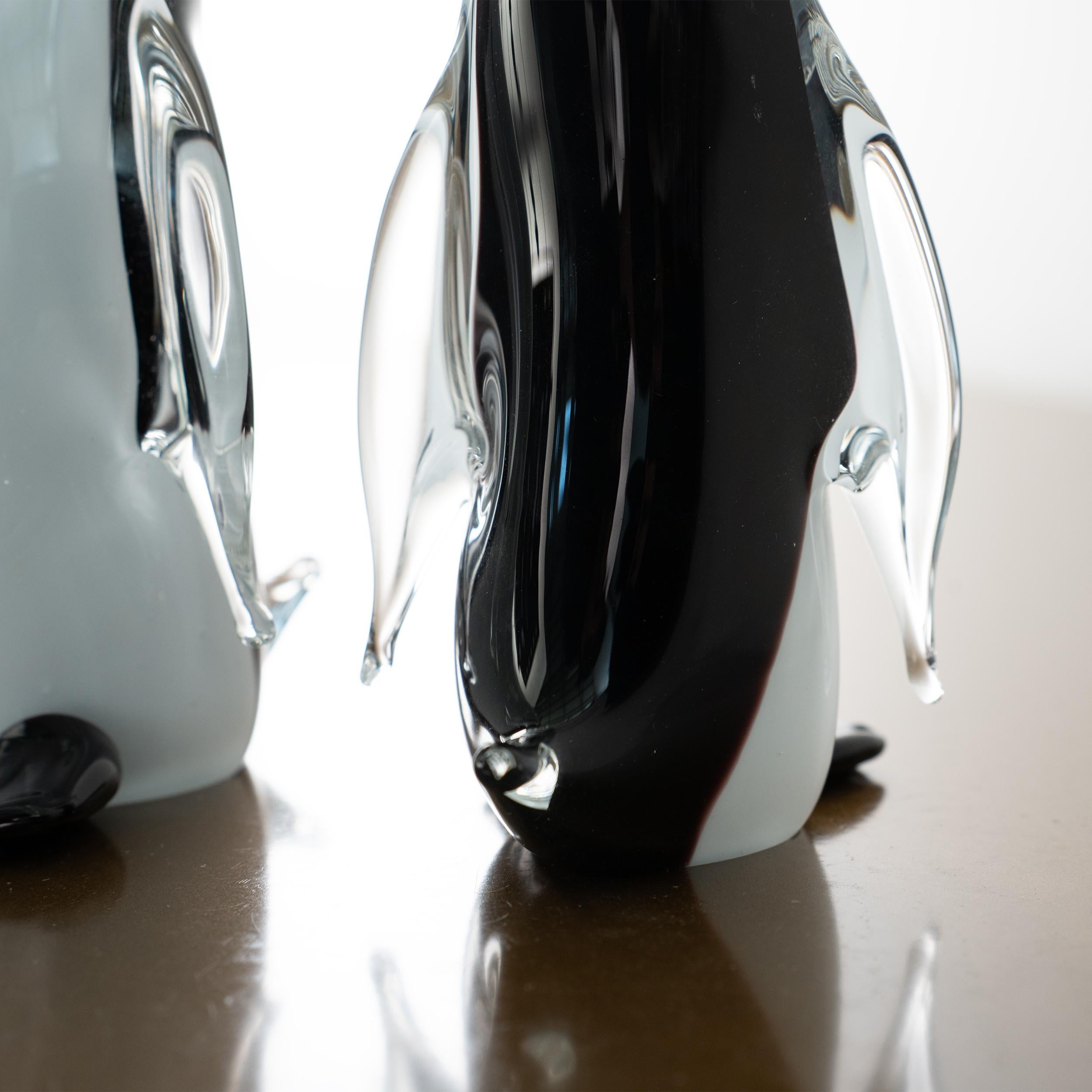 Fait main Paire de sculptures originales de pingouins en verre de Murano d'époque, noir et blanc Italie en vente