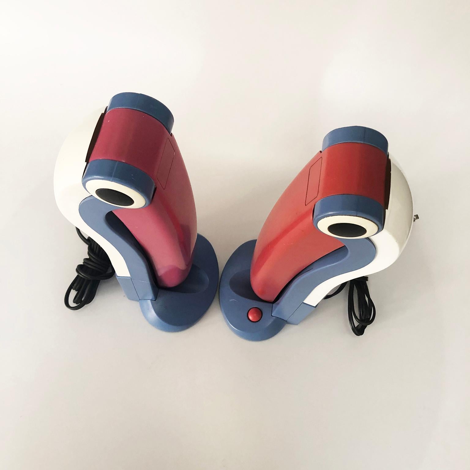We offer this pair of vintage table lamps in toucan form, designed by H.T Huang in the 1980s with original label. The lamps works.

Note: The color presents a small variation.