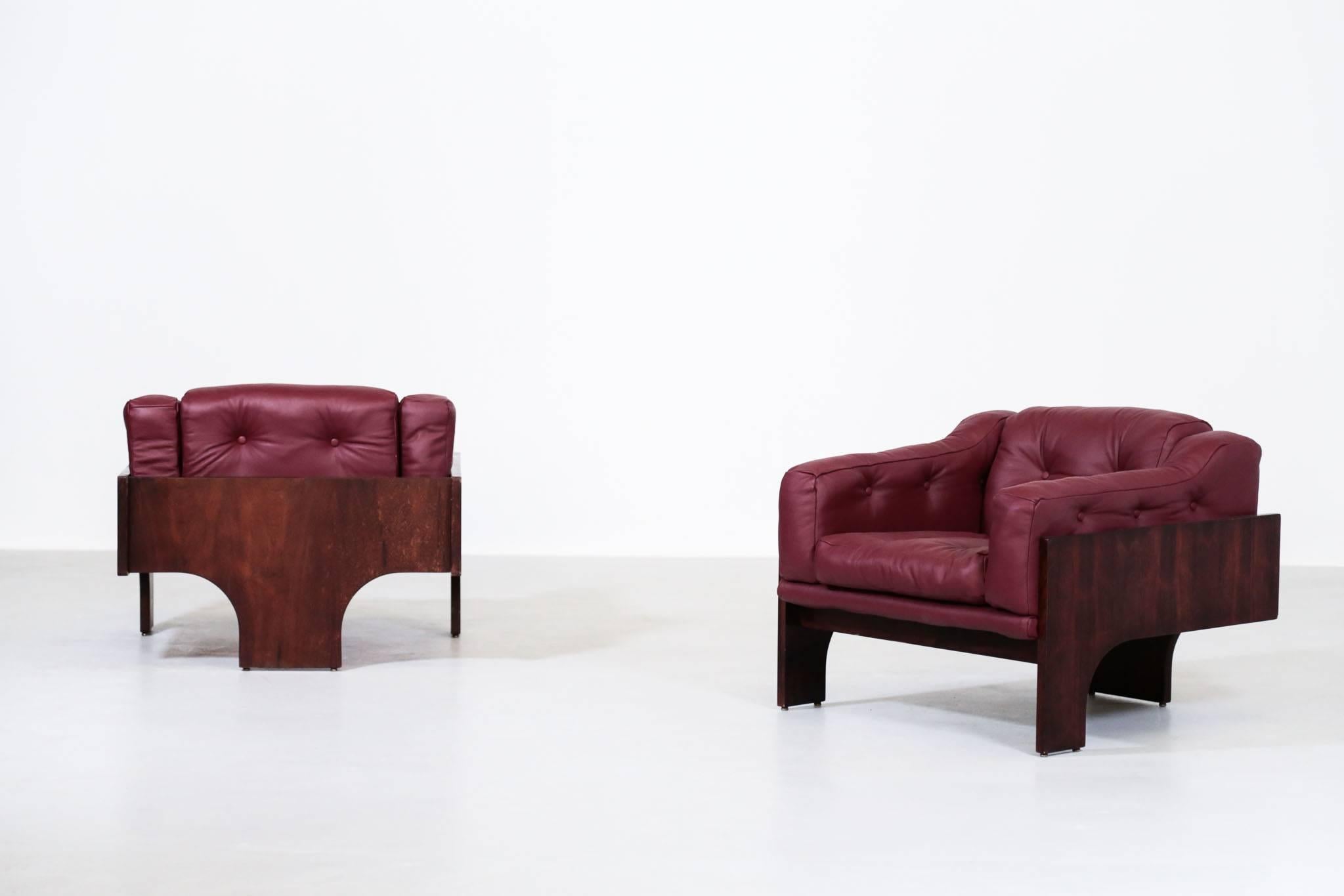 Pair Oriolo armchairs designed by Claudio Salocchi for Sormani.
Made in Italy, 1966.
Structure in rosewood, cushions in leather.

 