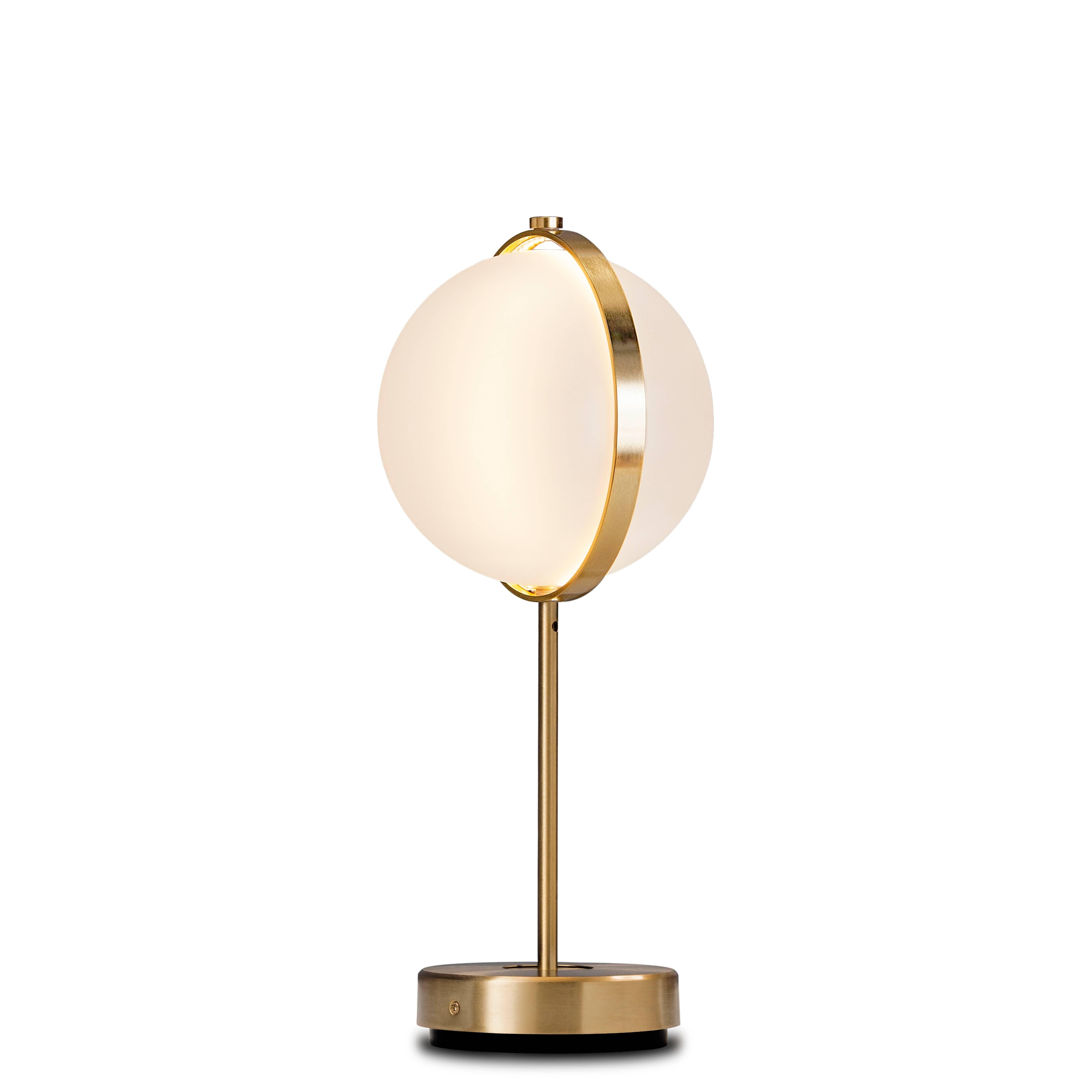 La lampada da tavolo Orion è una delle ultime famiglie nell'evoluzione della serie Flexus di Baroncelli. 

Flexus è un sistema di illuminazione che comprende una tavolozza di linee astratte, curve e cerchi. Riecheggiando il linguaggio del pensiero