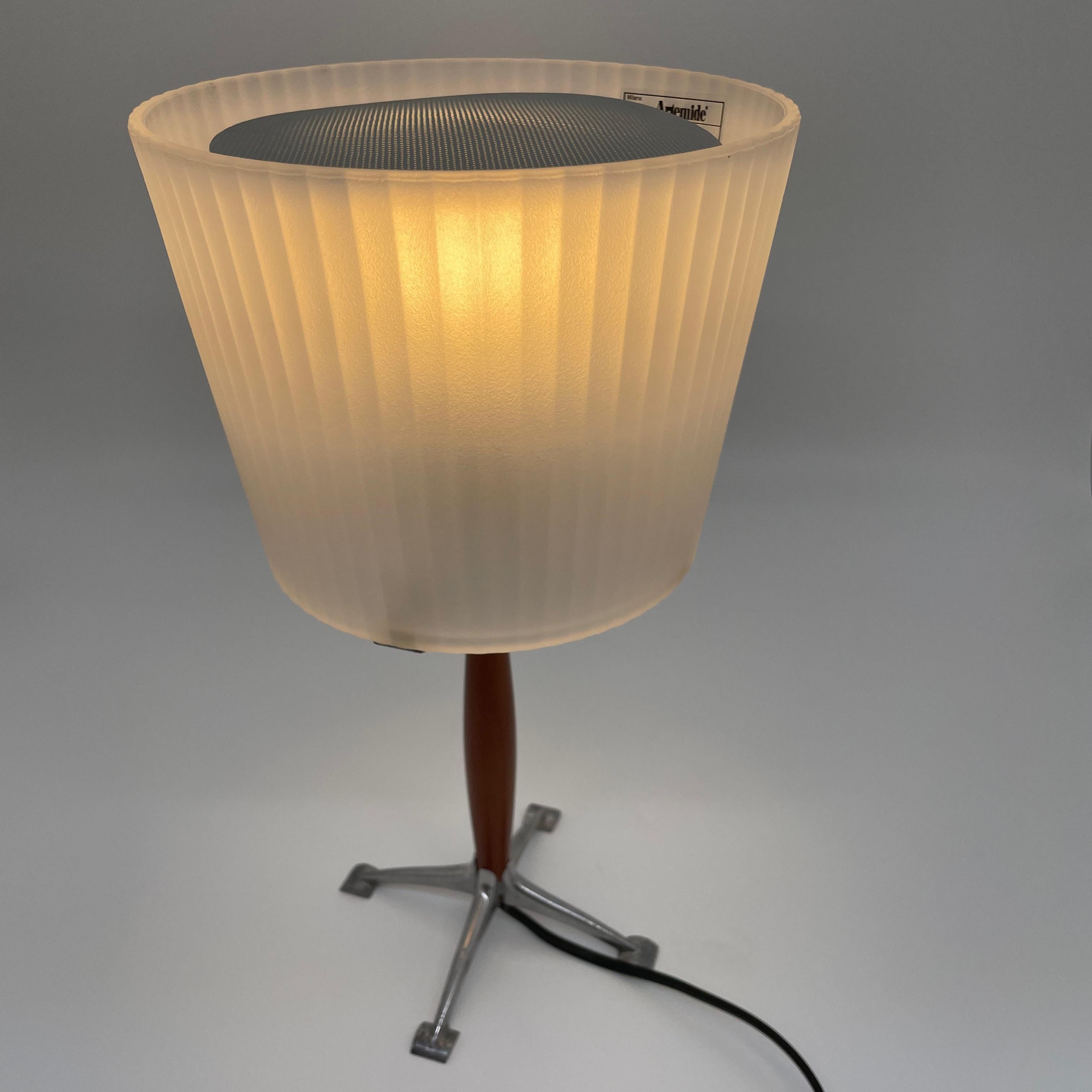 Ensemble de 2 lampes de table italiennes en aluminium, bois avec abat-jour en verre cannelé dépoli, conçues en 1992 par Rodolfo Dordoni pour Artemide.

Designer : Rodolfo Dordoni
Produit par : Artemide
Origine : Italie
Période de conception : années