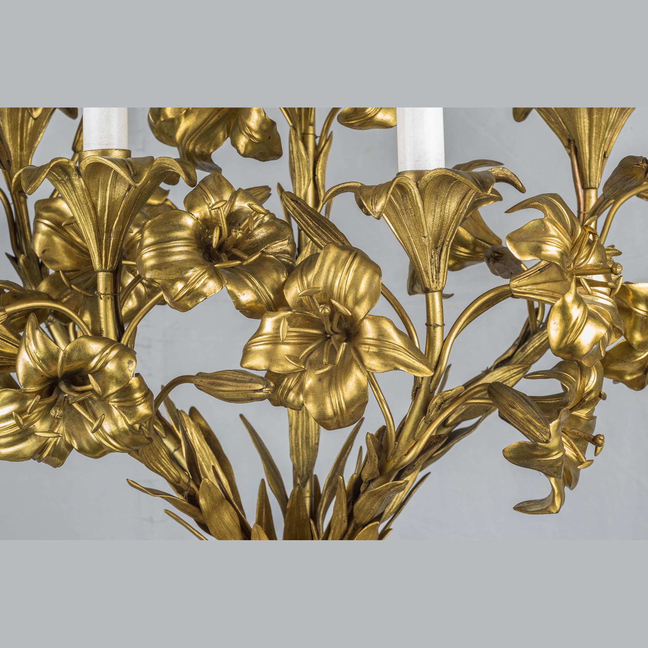 Paire de candélabres en bronze doré et à cinq lumières avec bras à fleurs et poignée en forme de tête de bélier Bon état - En vente à New York, NY