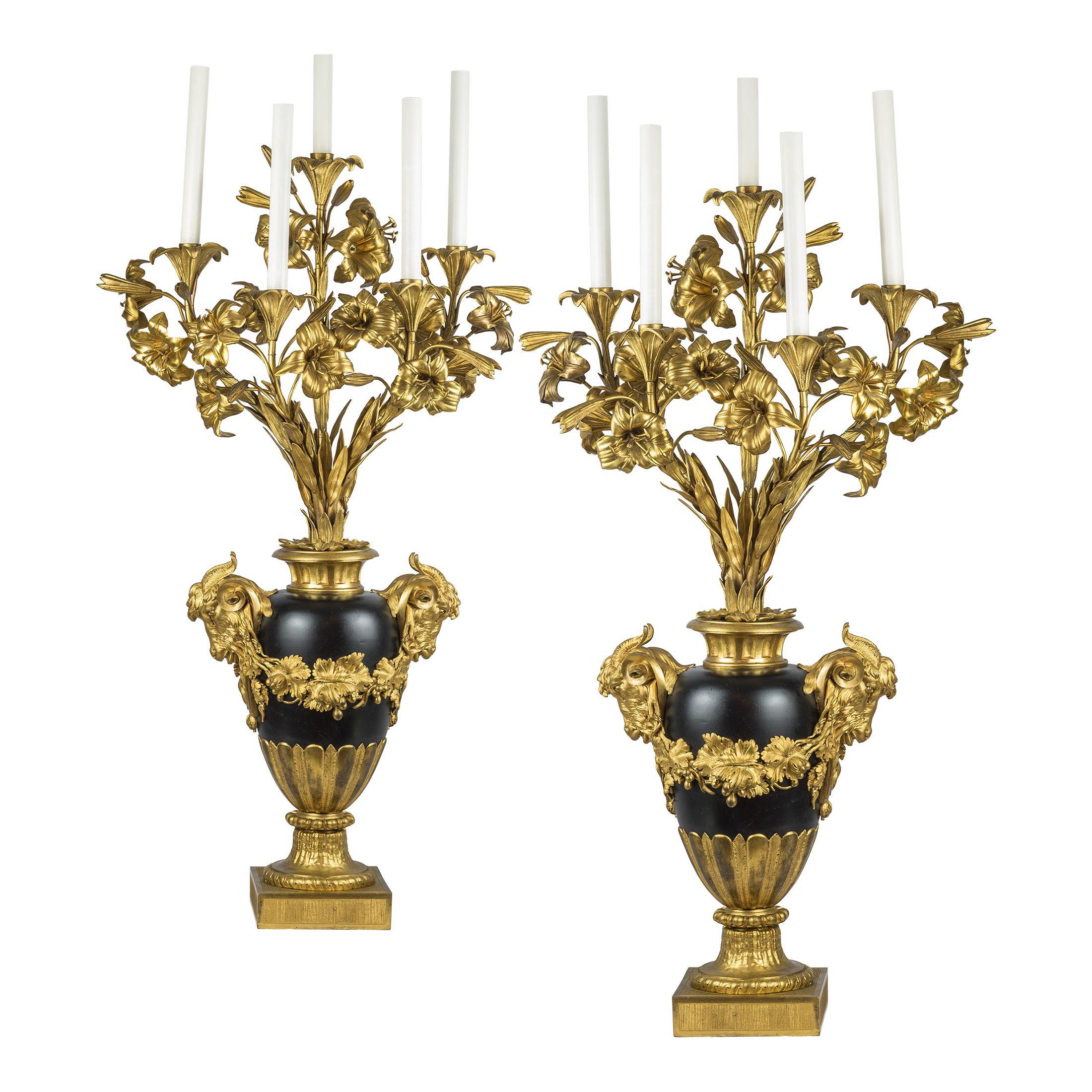 Paire de candélabres en bronze doré et à cinq lumières avec bras à fleurs et poignée en forme de tête de bélier en vente