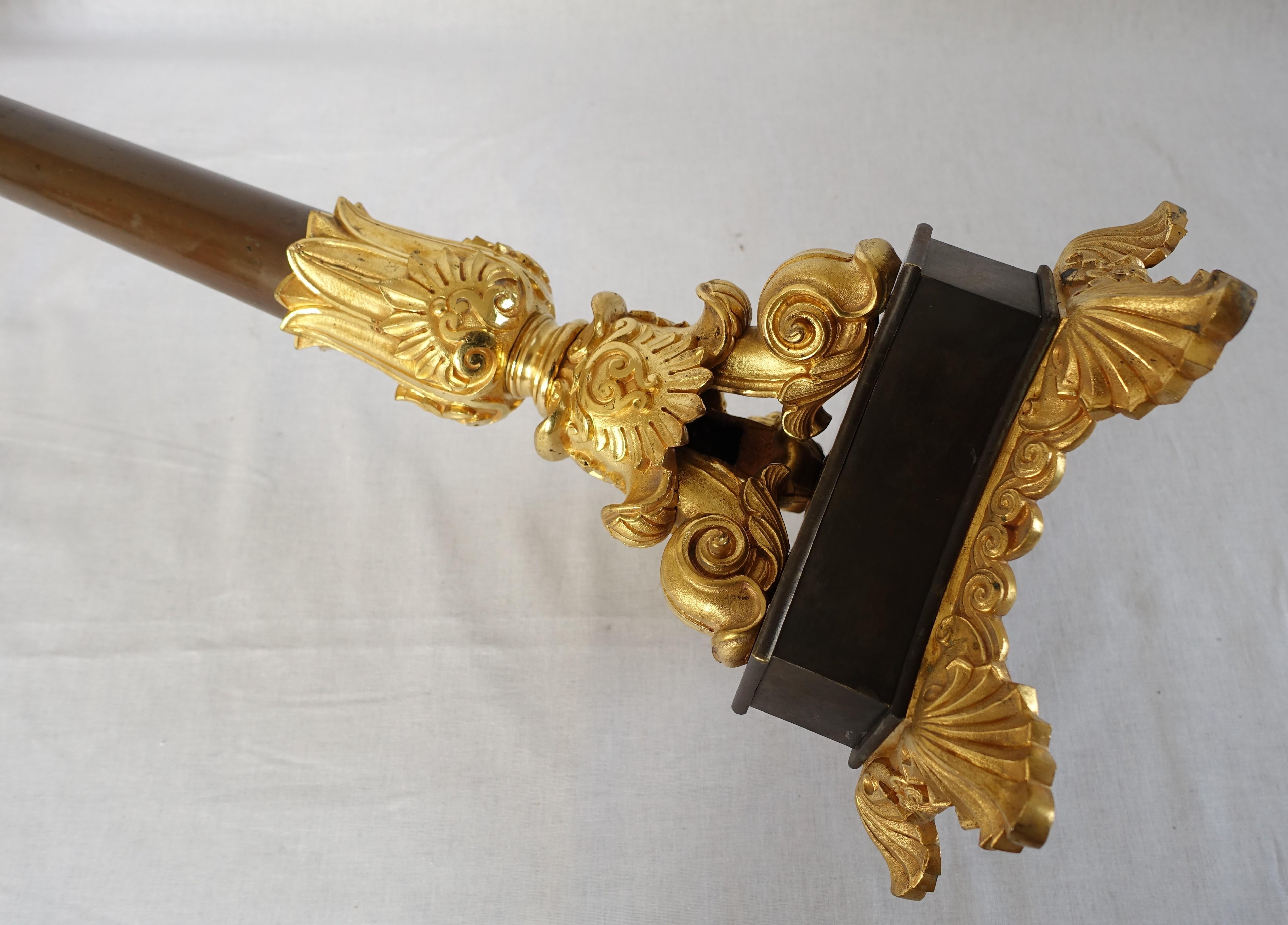 Pareja de candelabros de bronce patinado y ormolu - principios del siglo XIX hacia 1830 en venta 2