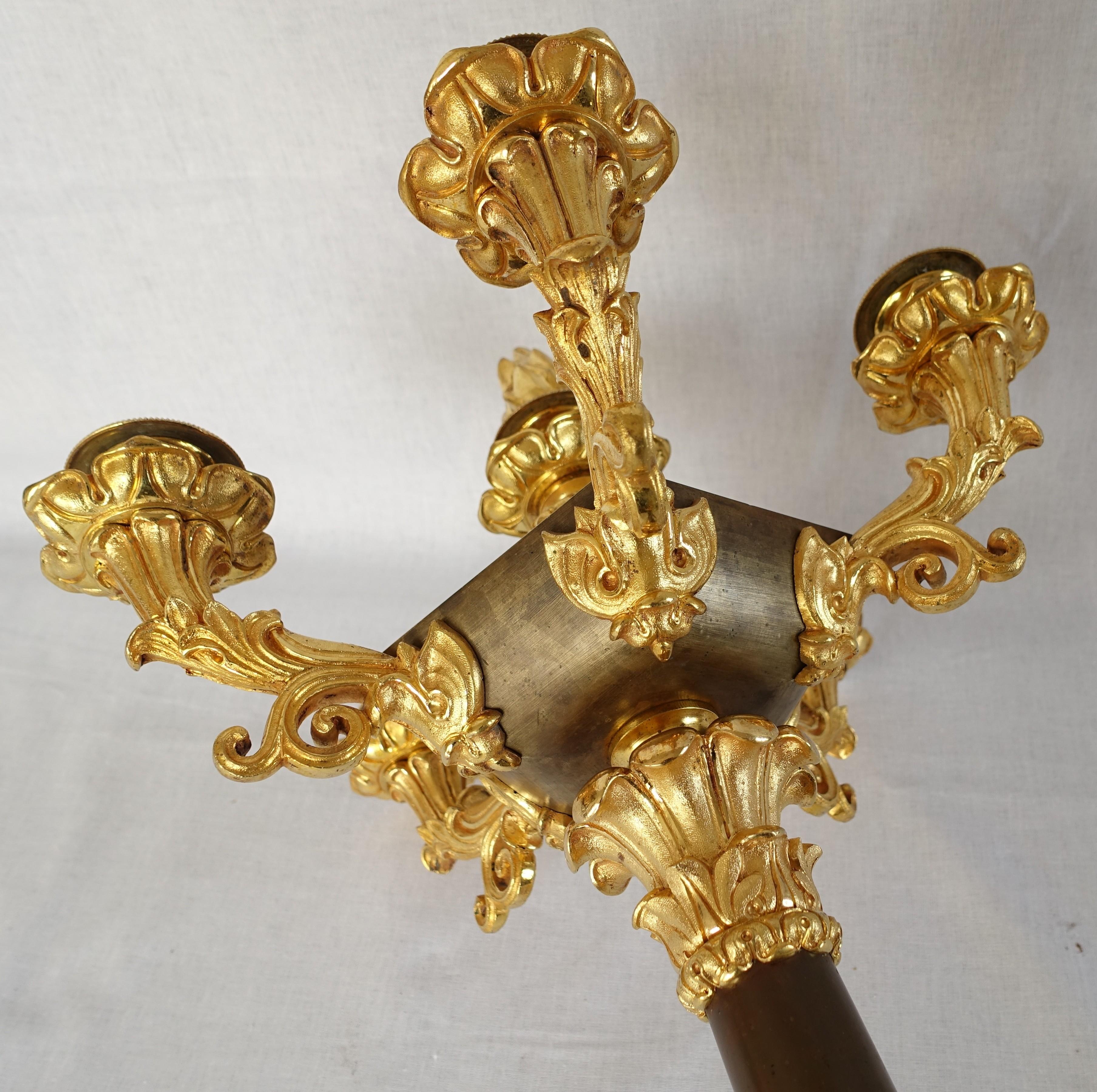 Pareja de candelabros de bronce patinado y ormolu - principios del siglo XIX hacia 1830 en venta 4