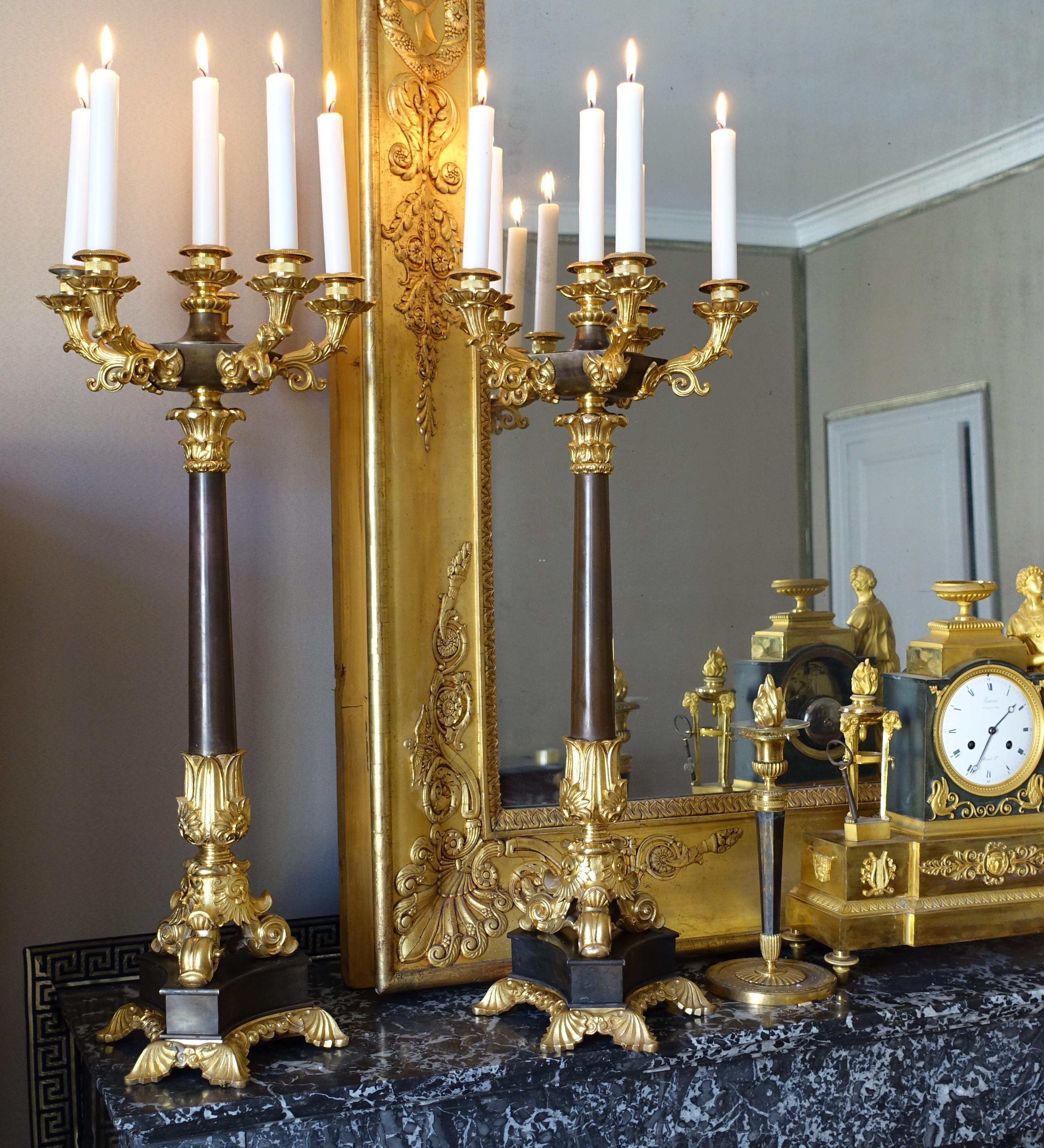 Pareja de candelabros de bronce patinado y ormolu - principios del siglo XIX hacia 1830 en venta 6