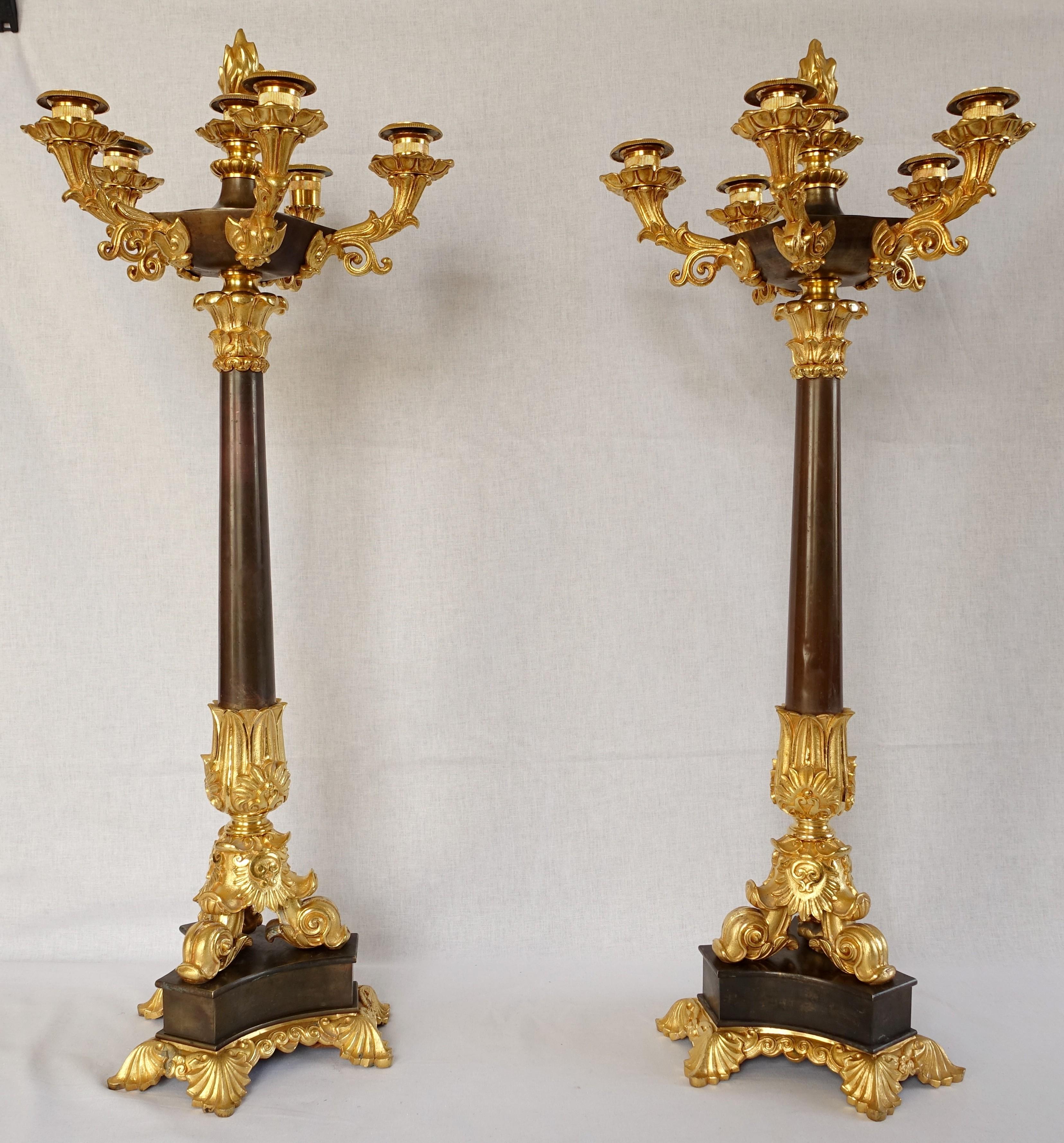 Fino par de candelabros trípodes altos, de bronce patinado y ormolu (dorado al mercurio). Principios del siglo XIX, hacia 1830 (periodo de Restauración).
Cada pieza contiene 6 luces, incluida la del centro.
Formato espectacular.
En excelente estado.
