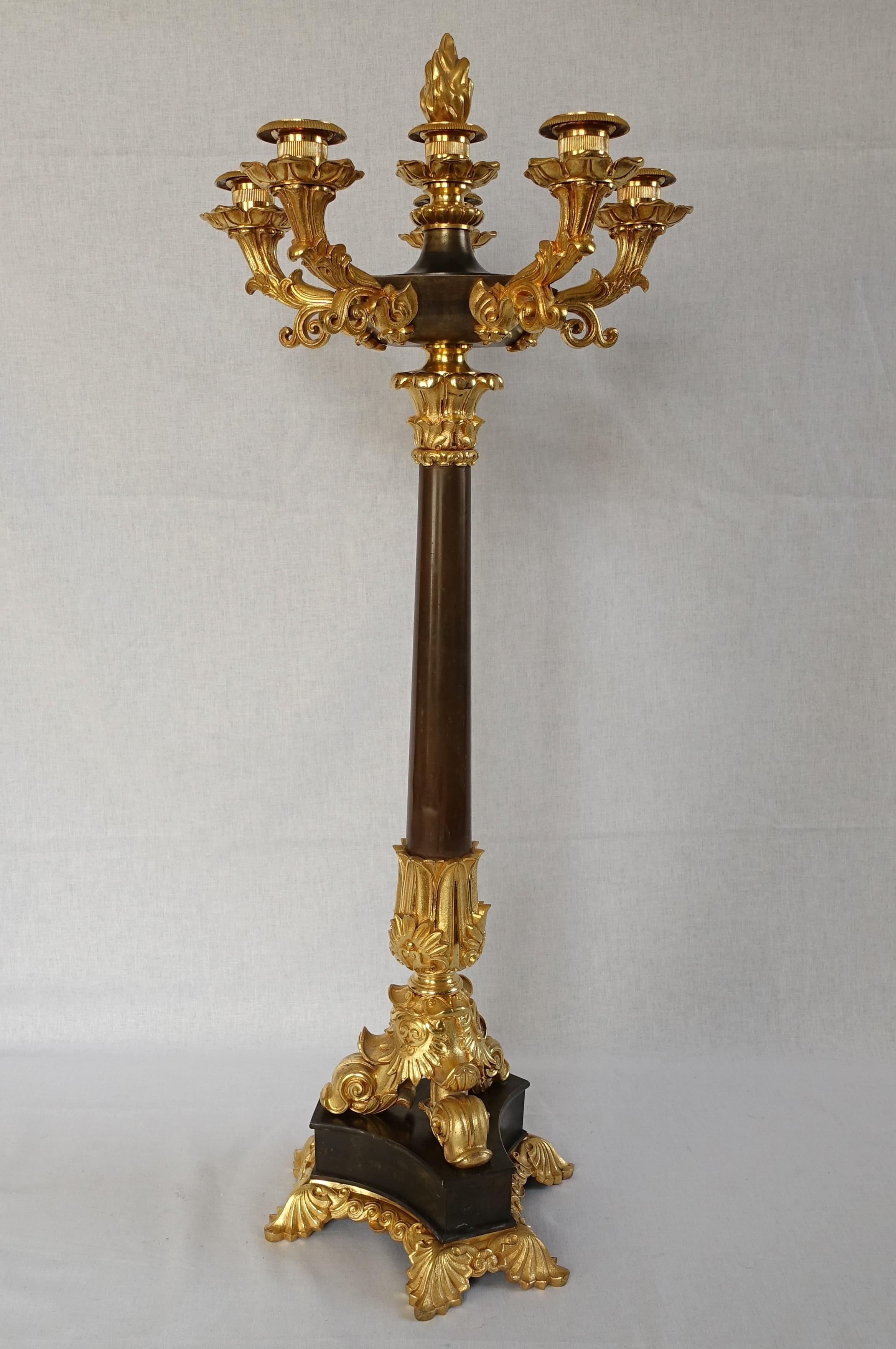 Pareja de candelabros de bronce patinado y ormolu - principios del siglo XIX hacia 1830 Restauración en venta