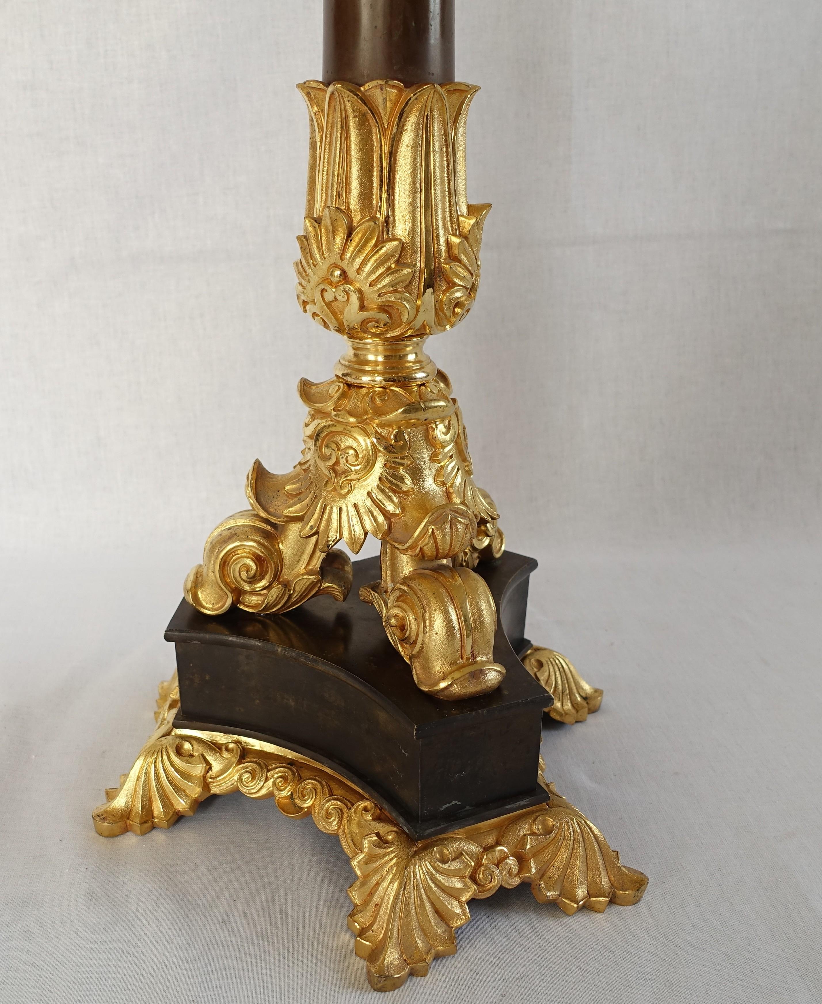 Pareja de candelabros de bronce patinado y ormolu - principios del siglo XIX hacia 1830 Francés en venta