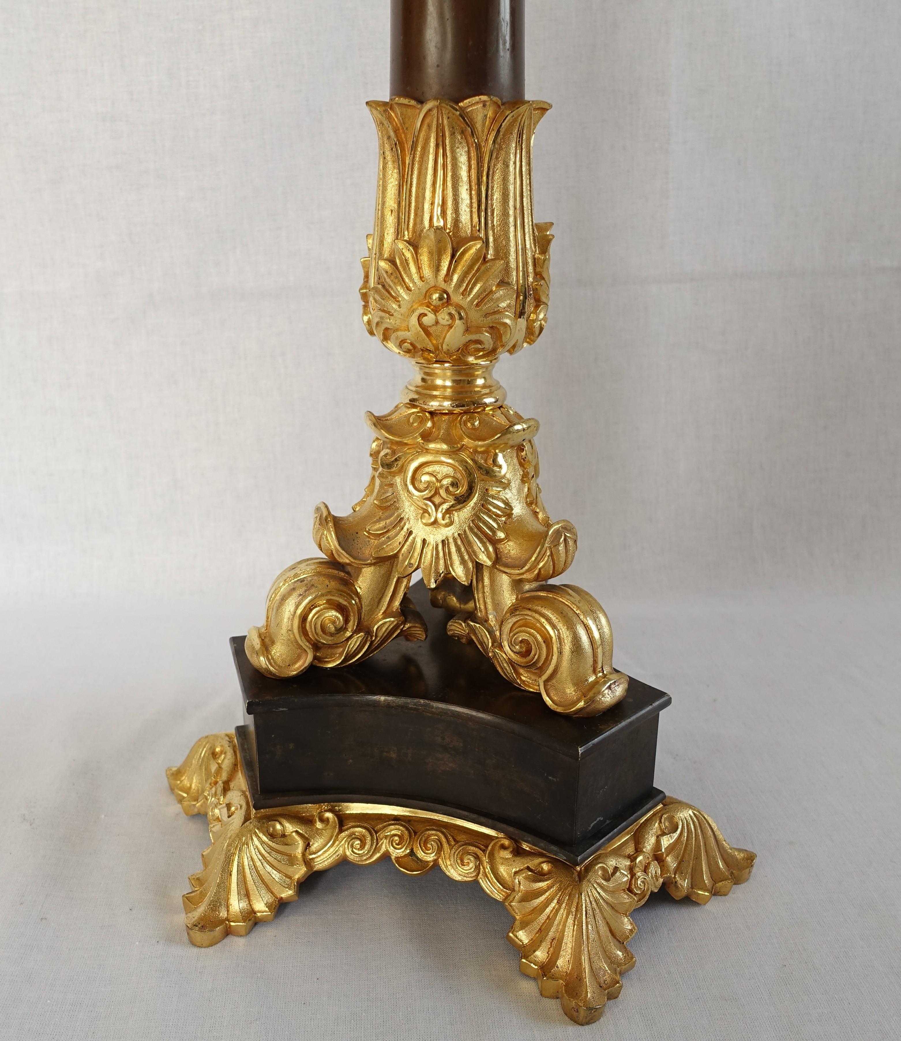 Pareja de candelabros de bronce patinado y ormolu - principios del siglo XIX hacia 1830 Dorado en venta