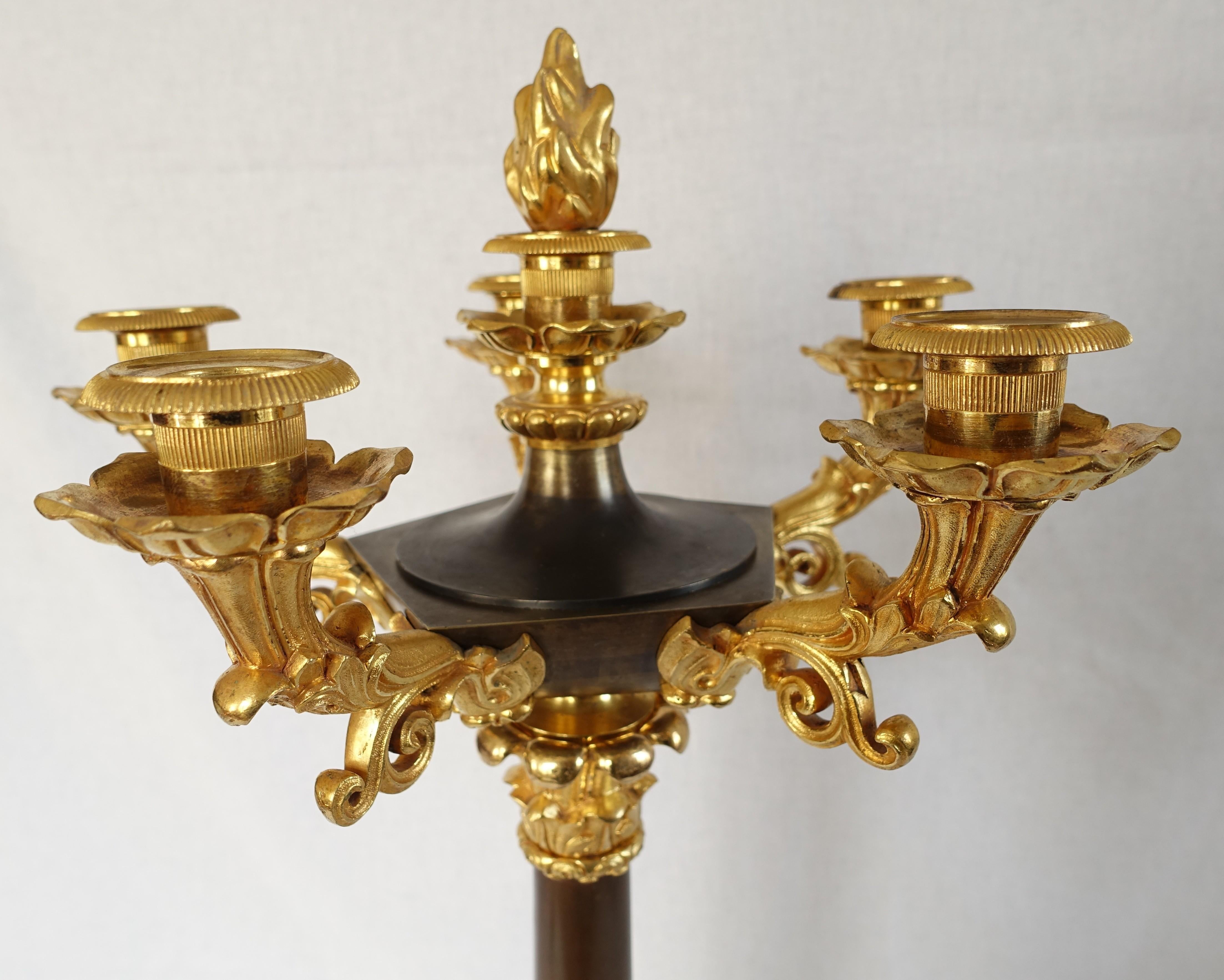 Pareja de candelabros de bronce patinado y ormolu - principios del siglo XIX hacia 1830 en Bueno estado para la venta en GRENOBLE, FR