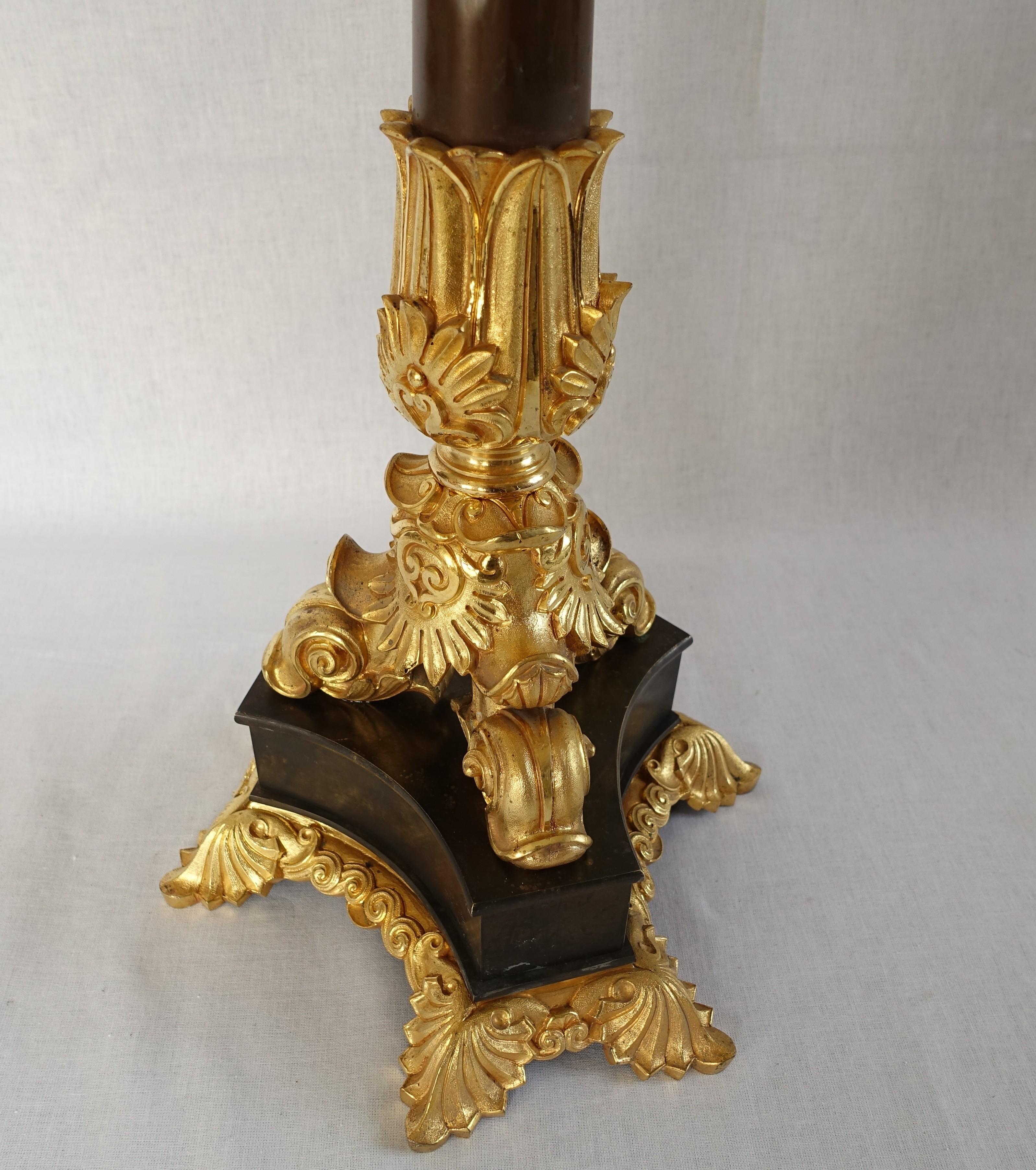Pareja de candelabros de bronce patinado y ormolu - principios del siglo XIX hacia 1830 Mediados del siglo XIX en venta