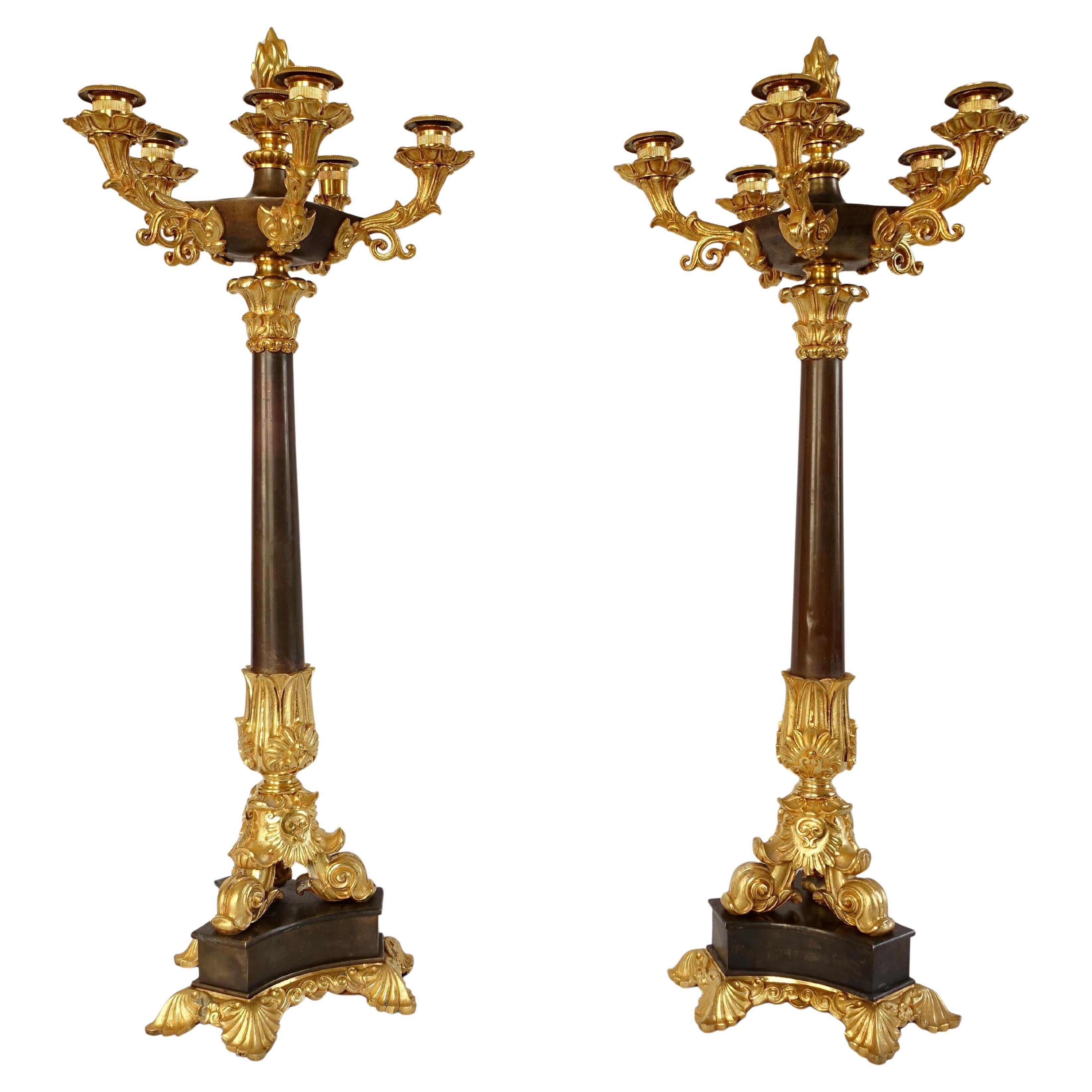 Pareja de candelabros de bronce patinado y ormolu - principios del siglo XIX hacia 1830 en venta