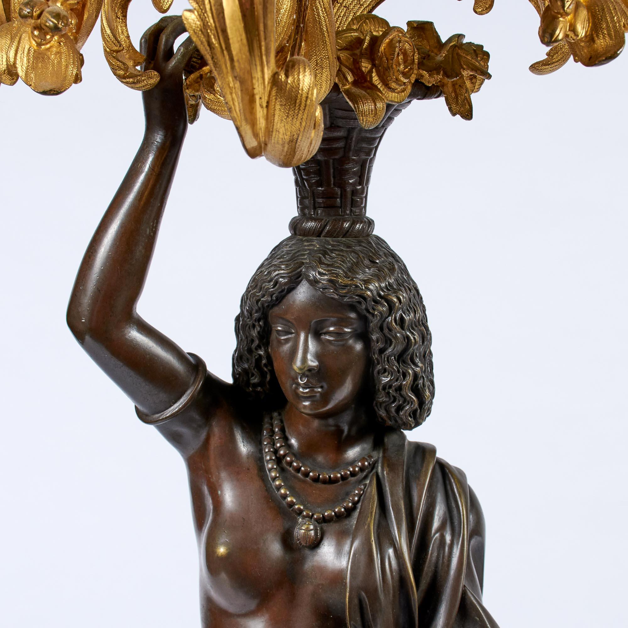 Francese Coppia di candelabri a otto luci figurati in ormolu e bronzo patinato in vendita