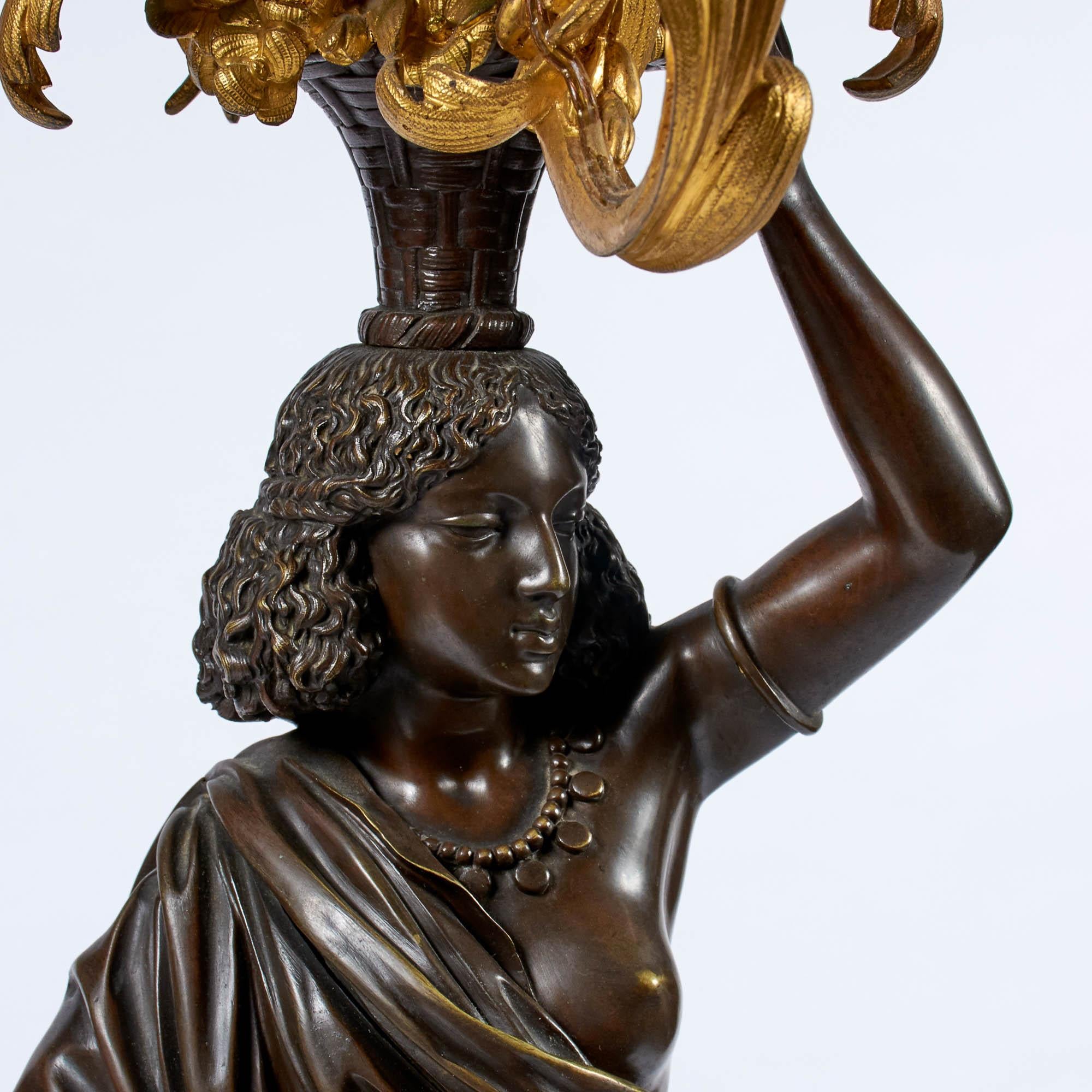 Dorato Coppia di candelabri a otto luci figurati in ormolu e bronzo patinato in vendita