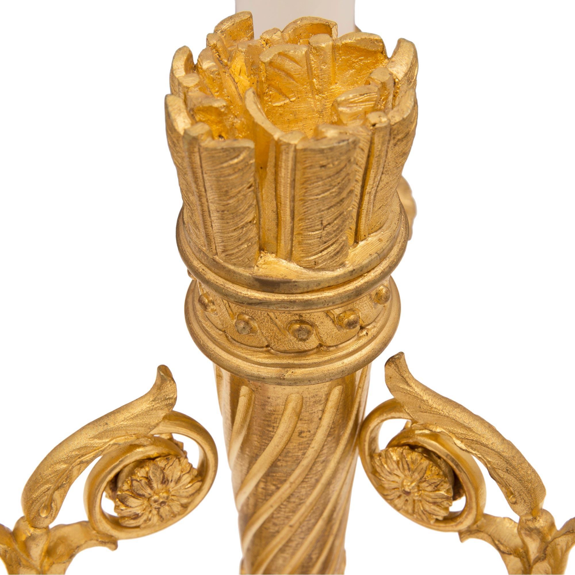 Paar elektrifizierte Kandelaber aus Goldbronze und weißem Carrara-Marmor (Louis XVI.) im Angebot