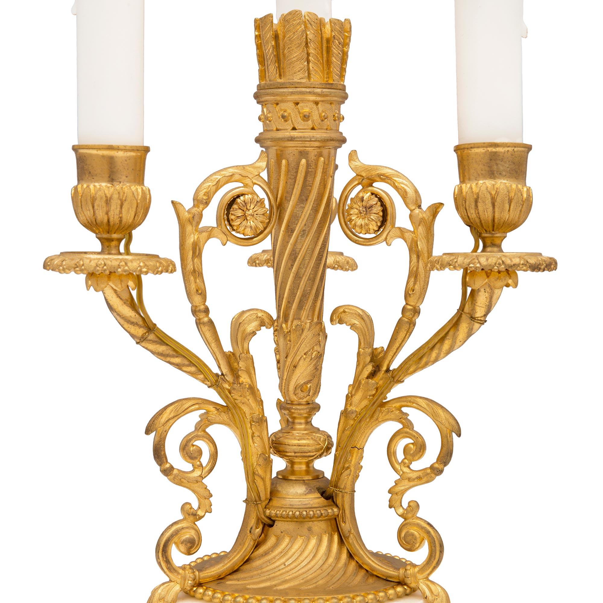 Paar elektrifizierte Kandelaber aus Goldbronze und weißem Carrara-Marmor (Französisch) im Angebot