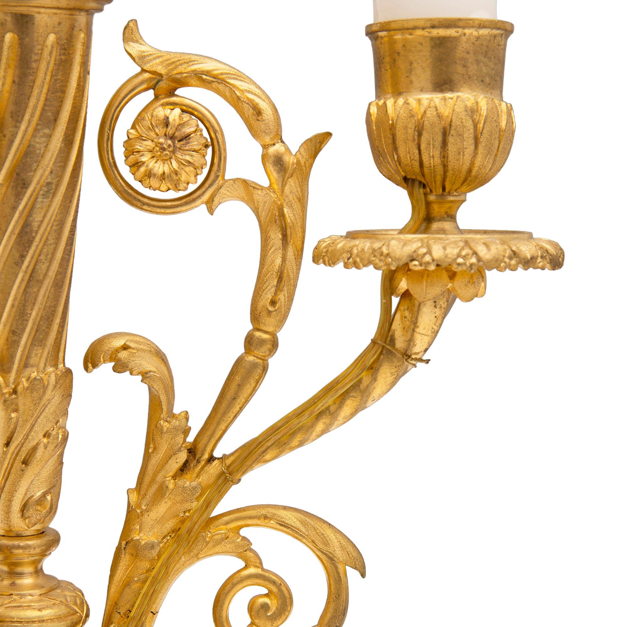 Paar elektrifizierte Kandelaber aus Goldbronze und weißem Carrara-Marmor im Zustand „Gut“ im Angebot in West Palm Beach, FL