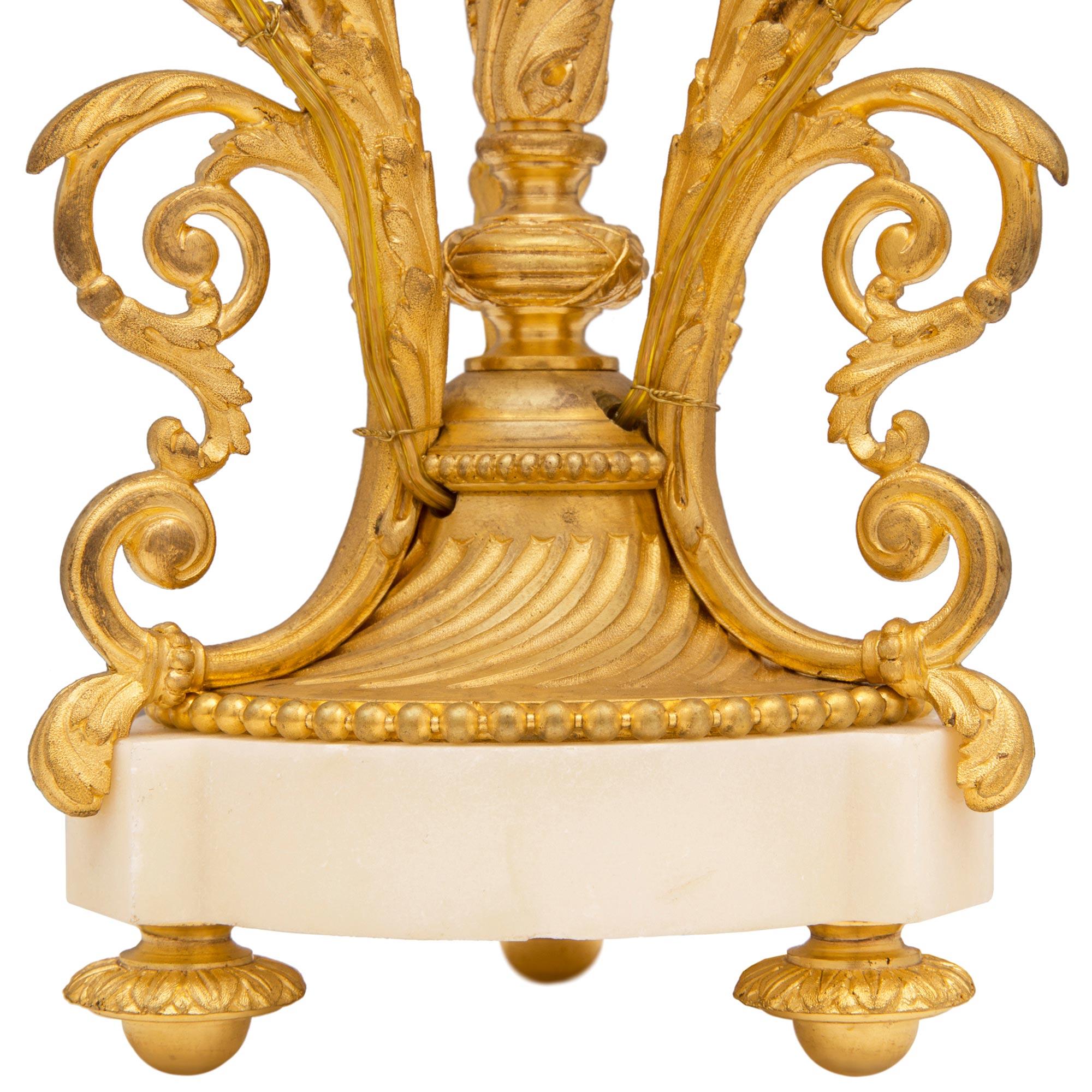 Paar elektrifizierte Kandelaber aus Goldbronze und weißem Carrara-Marmor (19. Jahrhundert) im Angebot