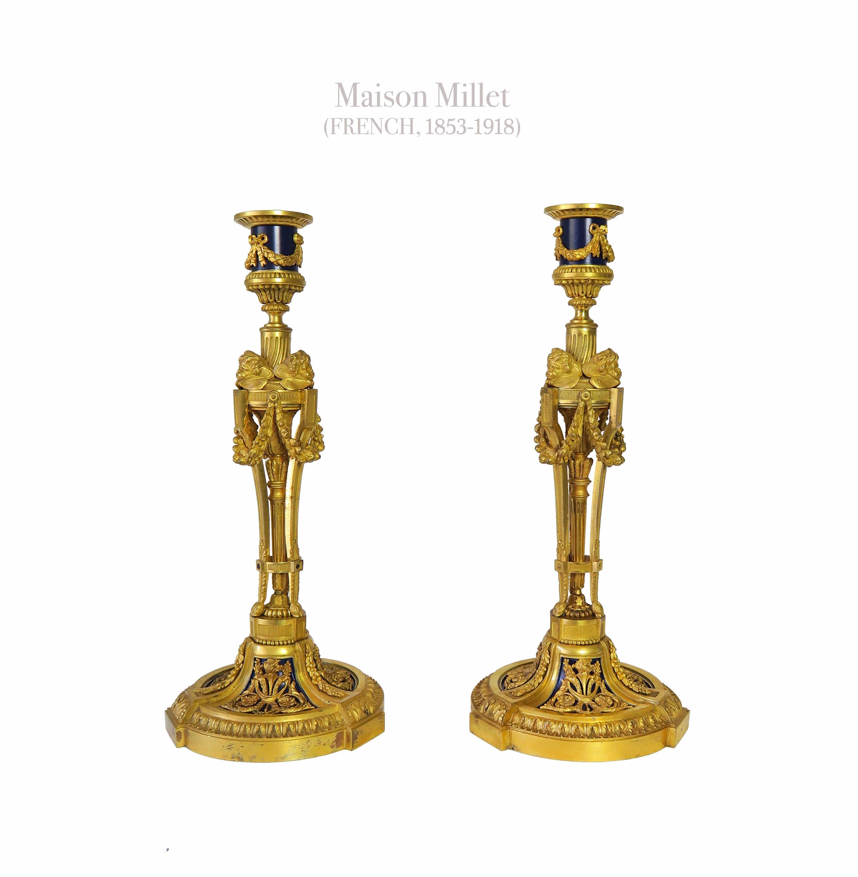 Paire de chandeliers en bronze doré d'après le modèle d'Etienne Martincourt par la Maison Millet.

Chacune d'elles est dotée d'un bec en forme de hotte et d'une tige tripartite avec des têtes de chérubins ailés reliées par des colonnes.
30,5 cm