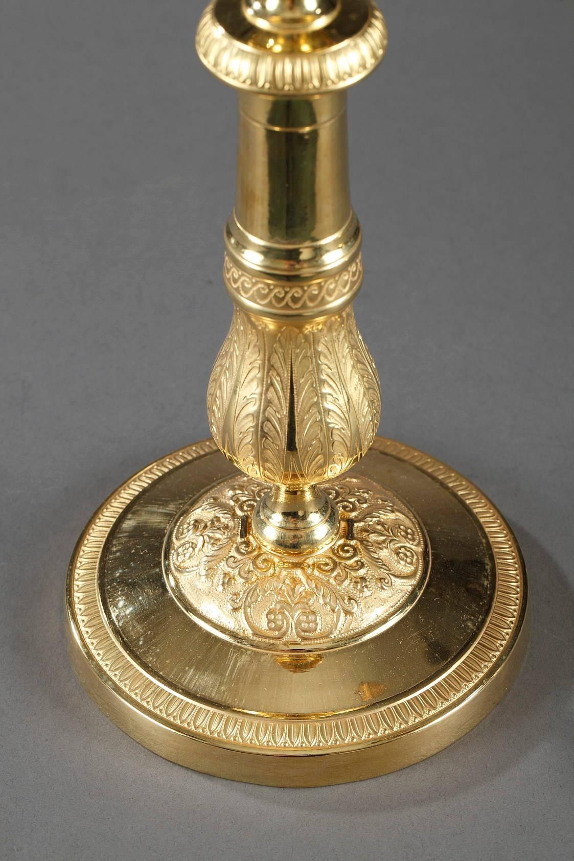 Coppia di candelabri in ormolu con palmette e fiori In condizioni buone in vendita a Paris, FR