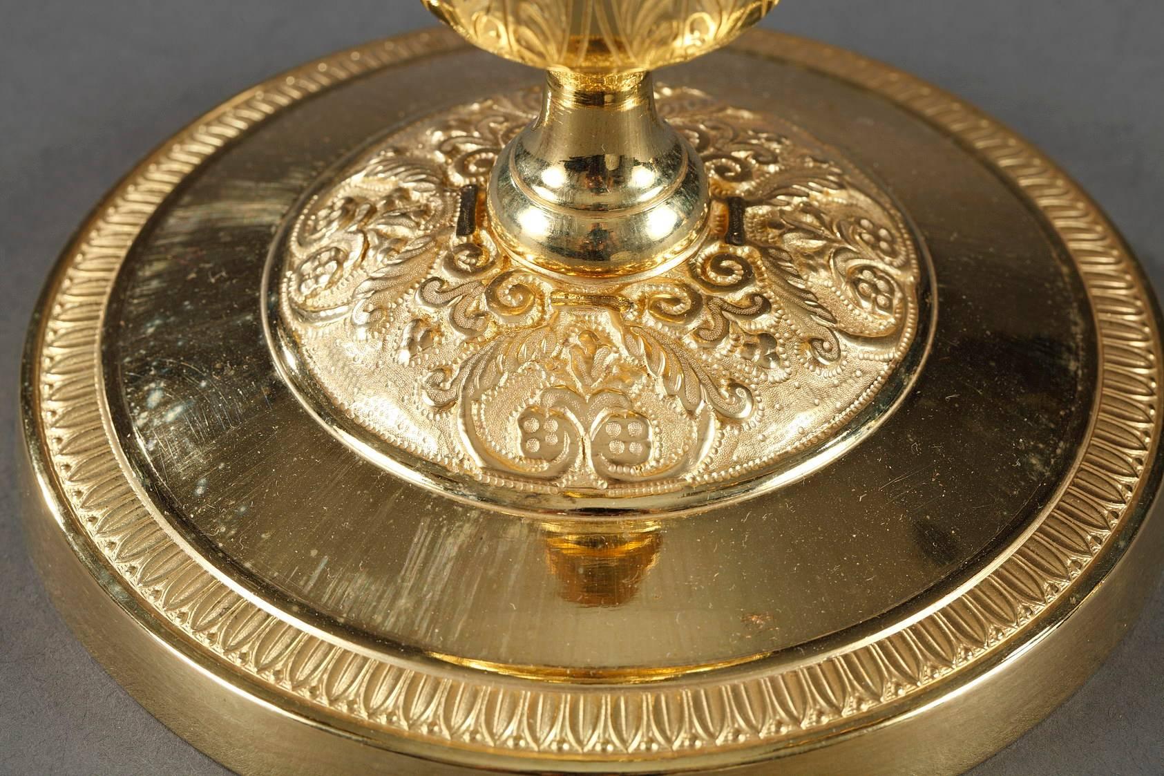 XIX secolo Coppia di candelabri in ormolu con palmette e fiori in vendita