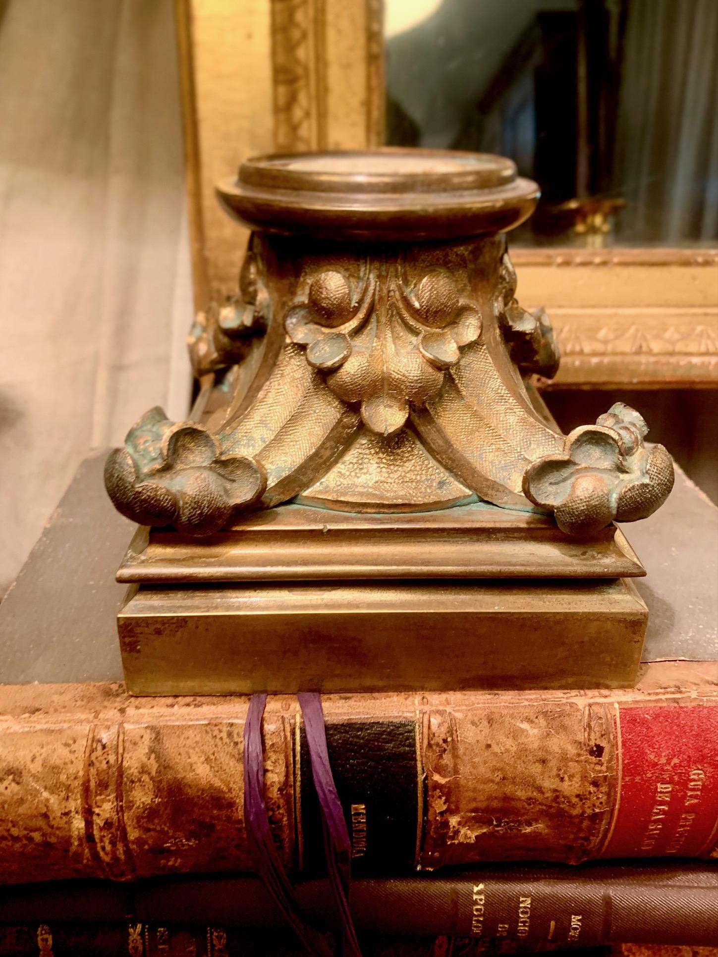 Pair of Ormolu Capitals in Neoclassical Style In Good Condition For Sale In Madrid, ES